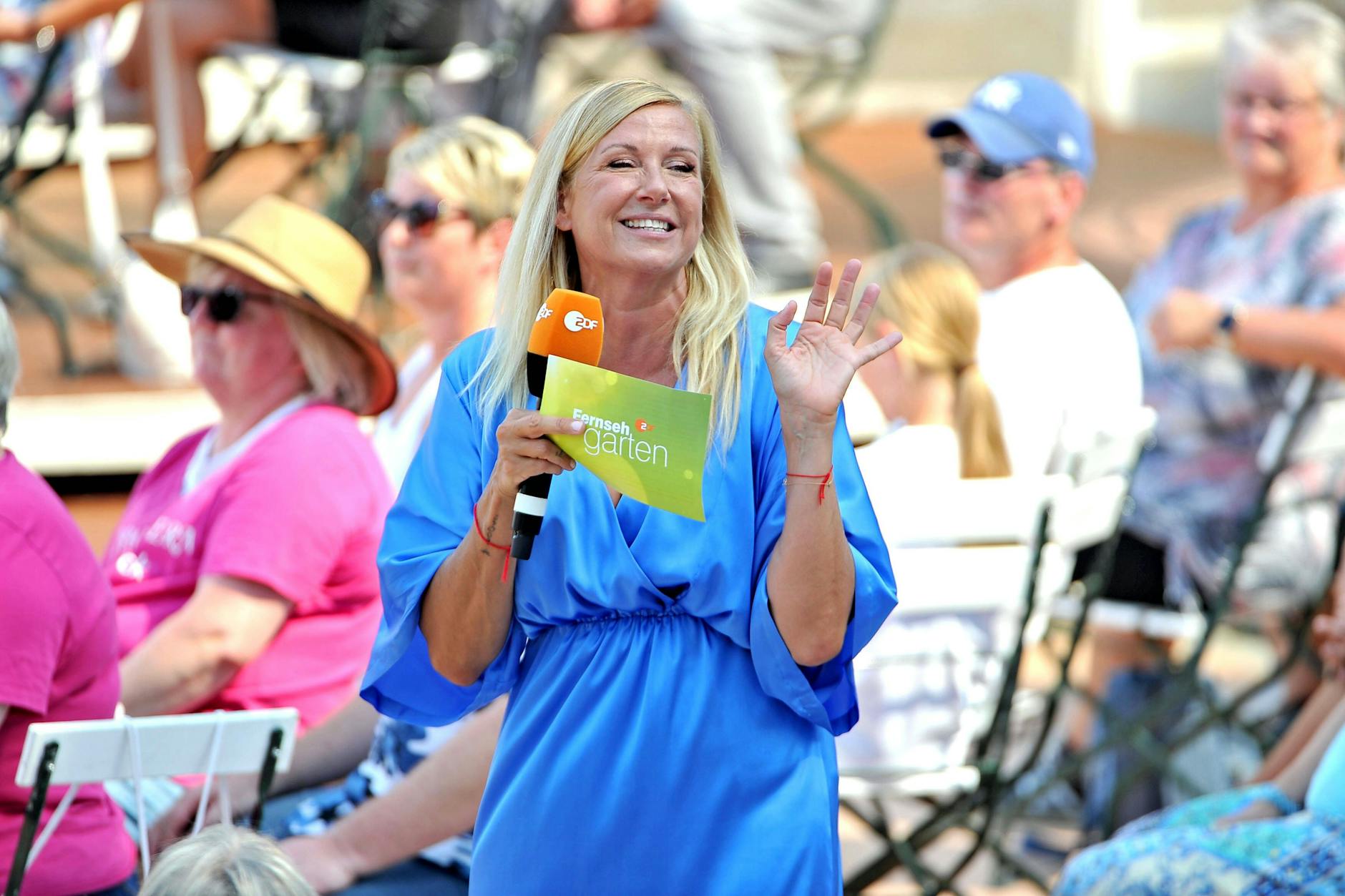 Moderatorin Andrea Kiwi Kiewel während der ZDF - Unterhaltungsshow Fernsehgarten in Mainz. 