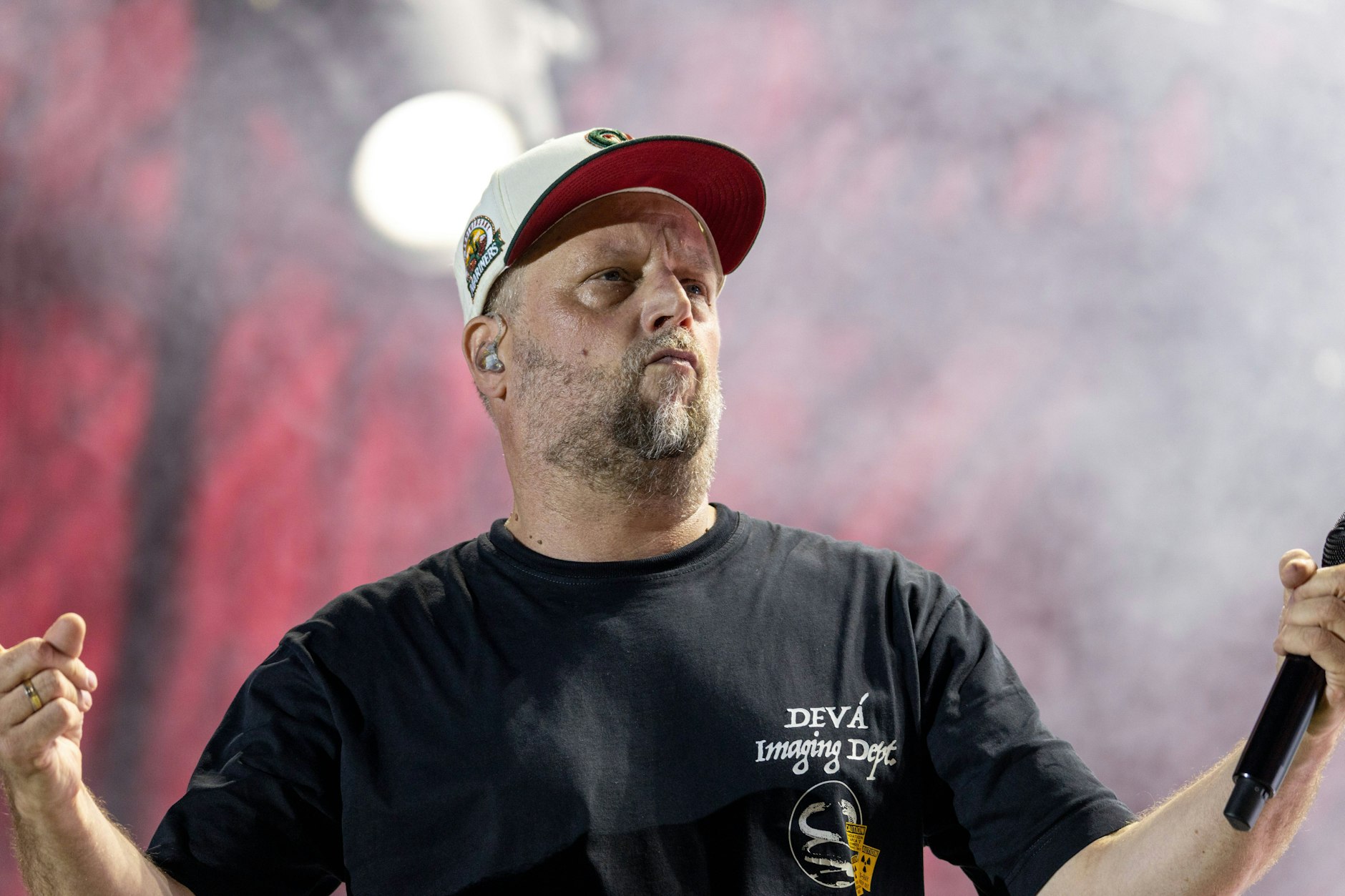 Die Fantastischen Vier kommen wirklich zu viert: Der am Knie verletzte Michael „Smudo“ Schmidt rappt am Sonntag beim Lollapalooza-Festival in Berlin.