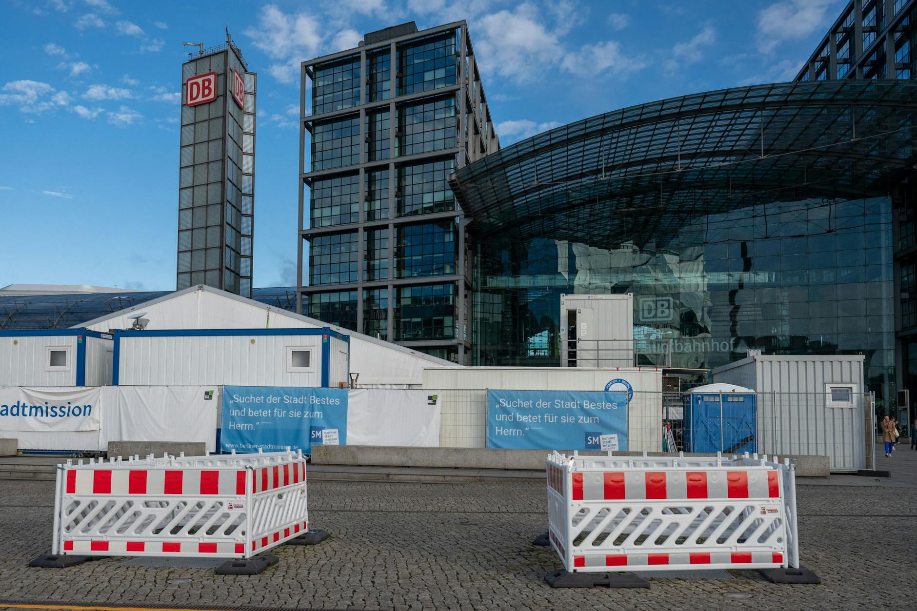 Das Ukraine-Willkommenszelt steht vor dem Berliner Hauptbahnhof am Washingtonplatz. Ende September wird das Zelt geschlossen.