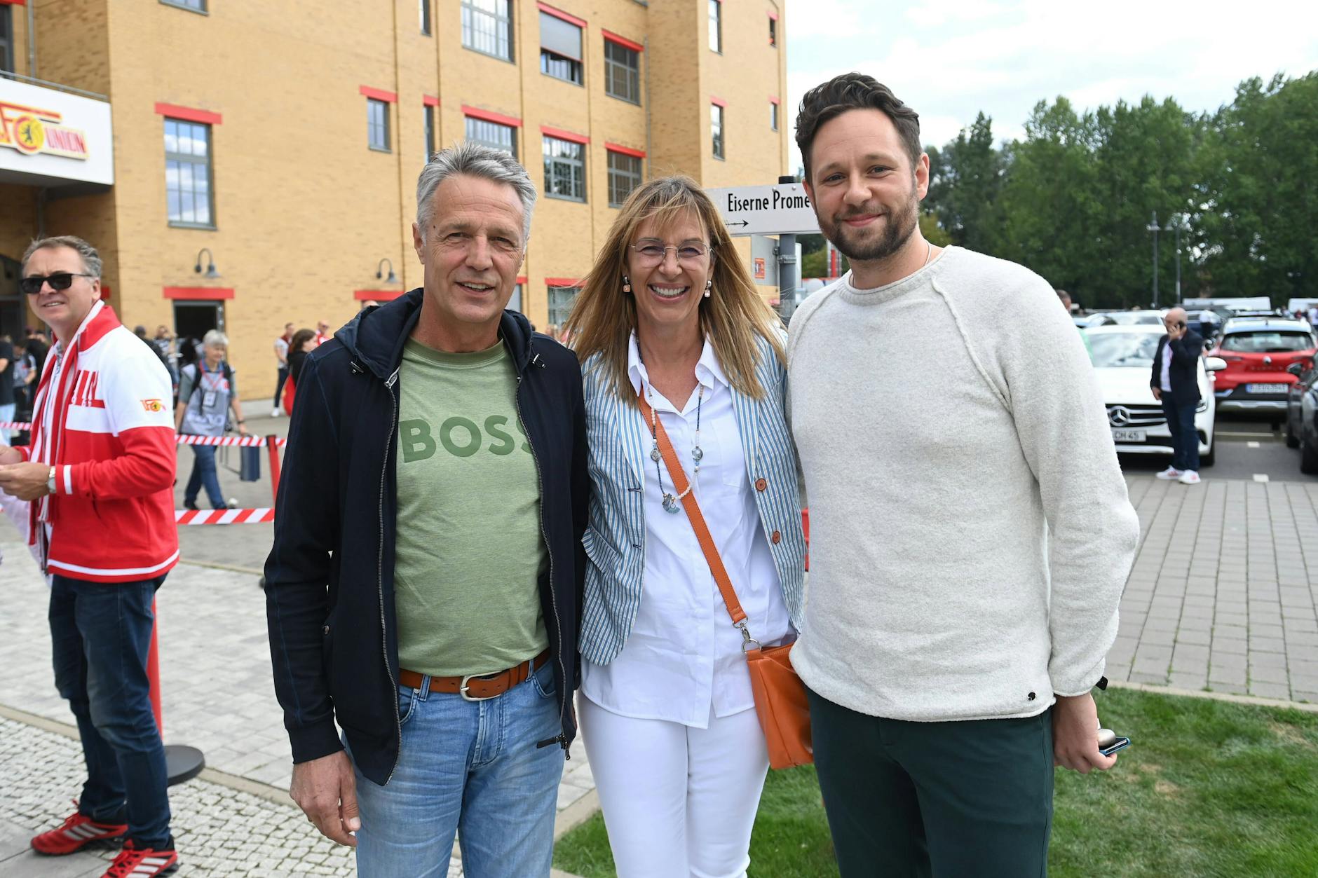 Ex-Union-Trainer Uwe Neuhaus – hier mit seiner Frau Britta Neuhaus und deren Sohn Florian Calmus – war zuletzt gegen den FC Bayern zu Gast in der Alten Försterei. Nun scheiterte sein Bundesligacomeback beim VfL Bochum.