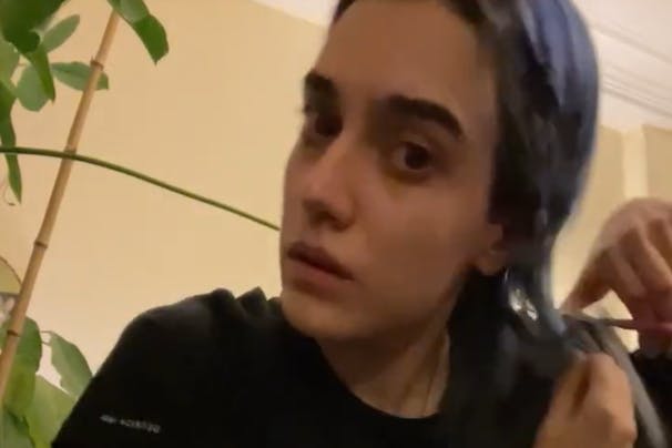 N. schneidet ihre Haare ab, um gegen den Tod von Mahsa Amini zu protestieren.