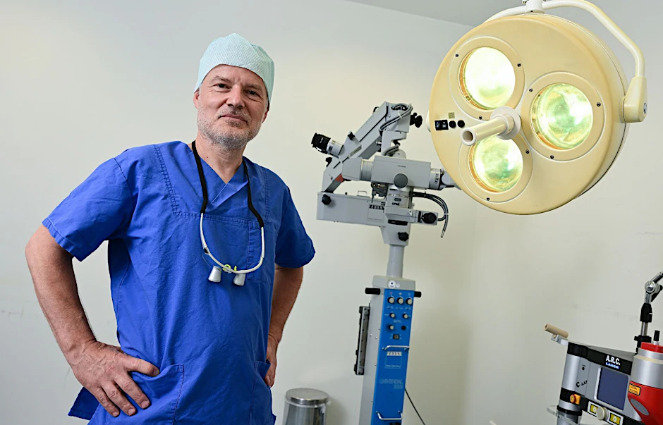 PRODUKTION - Urologe Marc Armbruster in seiner Praxis.  