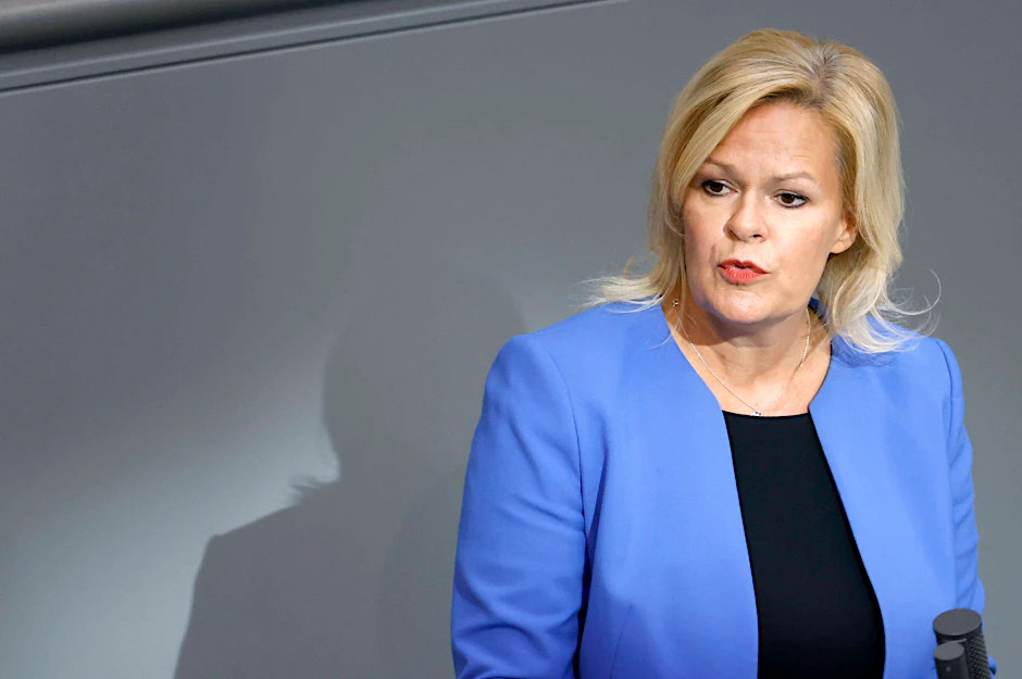 Bundesministerin Nancy Faeser spricht im Plenarsaal des Deutschen Bundestages.