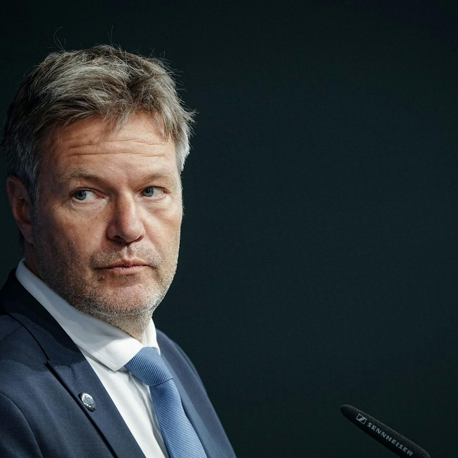 Habeck mit Schock-Aussage zur Arbeitsbelastung im Wirtschaftsministerium: „Die Leute werden krank … die können nicht mehr“