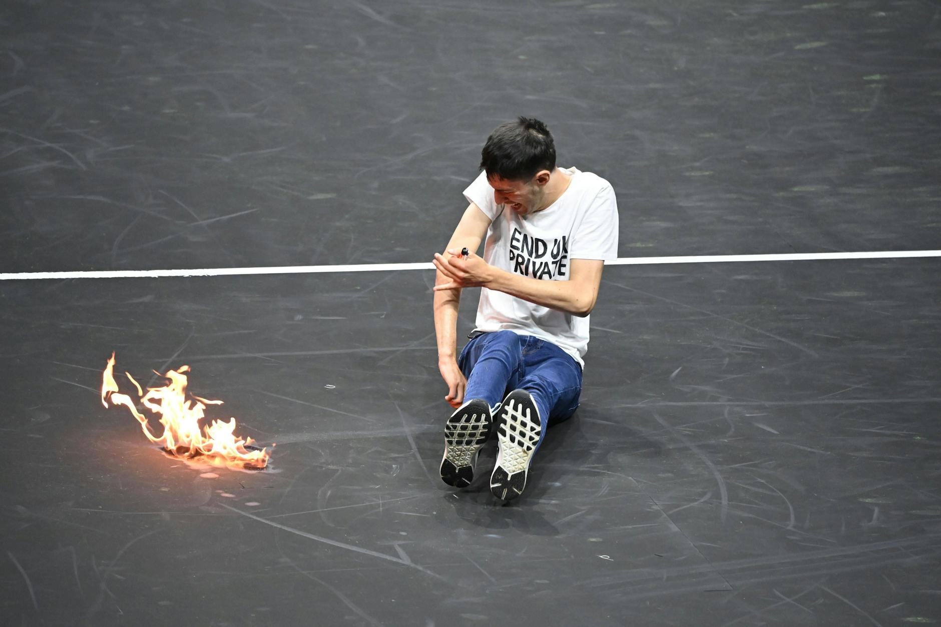 Der Klimaaktivist zündete seinen Arm an.