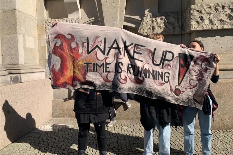 Der Klimastreik in Berlin hat begonnen. Die Demonstration führt durch das Berliner Regierungsviertel.