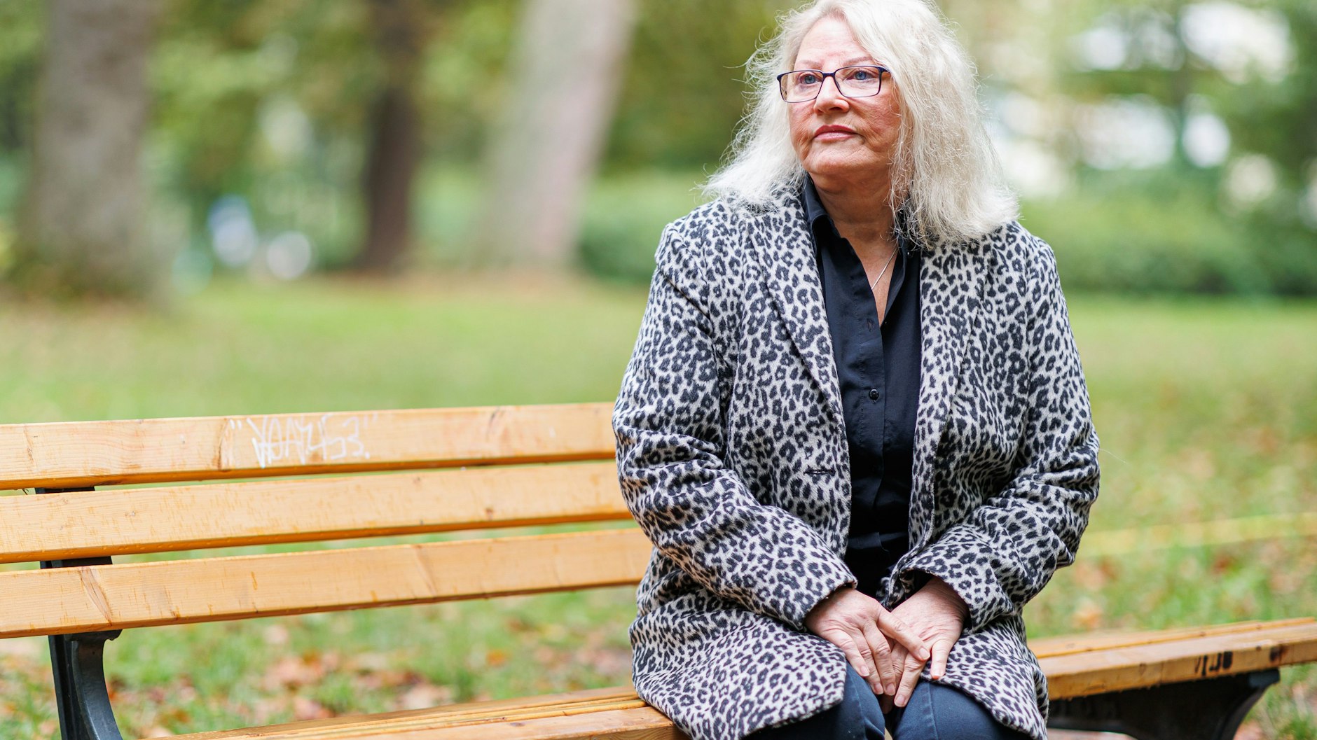 Ulrike Hamann* sitzt in einem Park. Sie unterzog sich einer Facelifting-Operation in der Türkei, die nicht zum gewünschten Ergebnis führte.