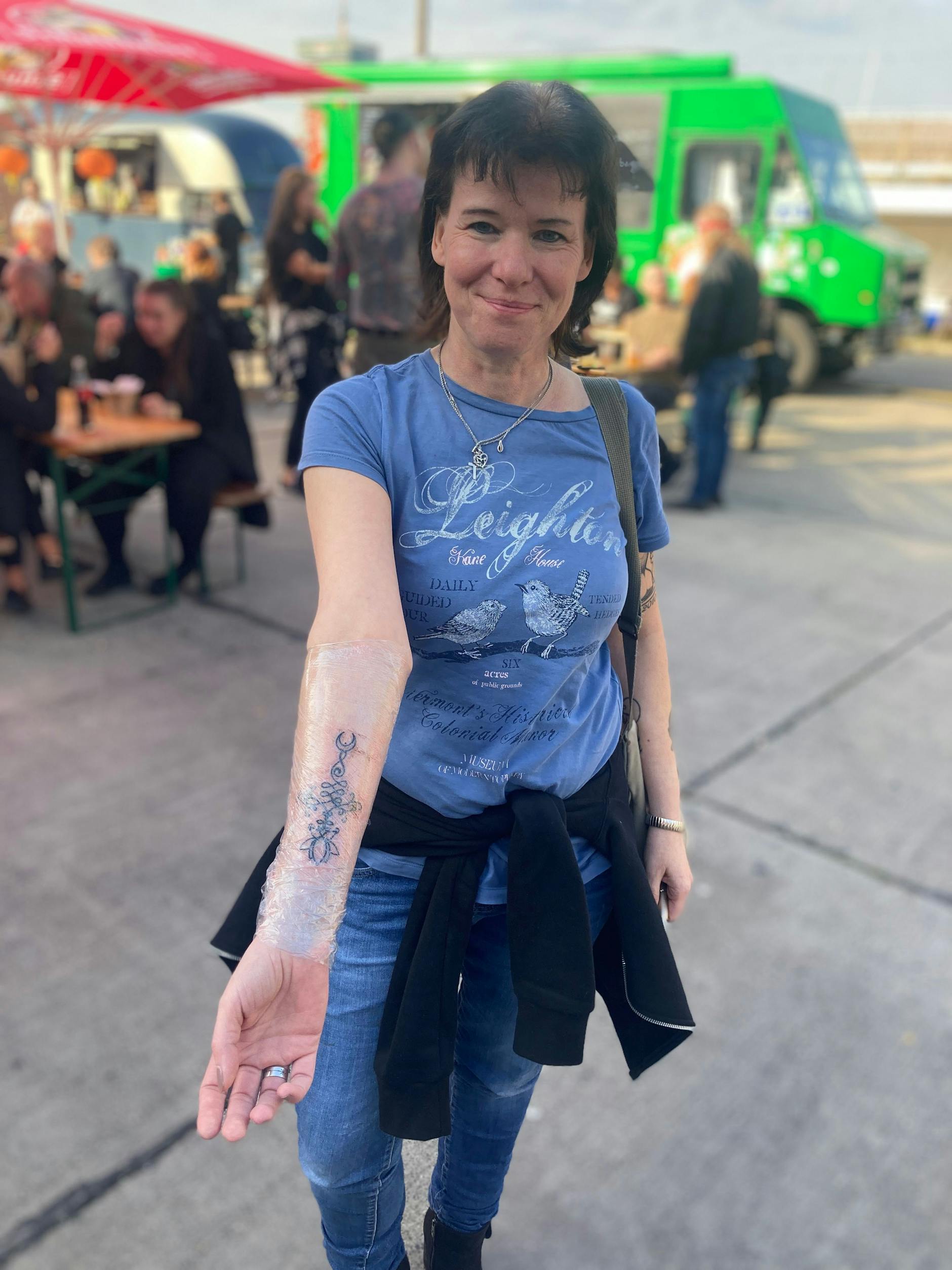 Convention-Besucherin Claudia Bonatz und ihr frisch genadelter Tattoo.