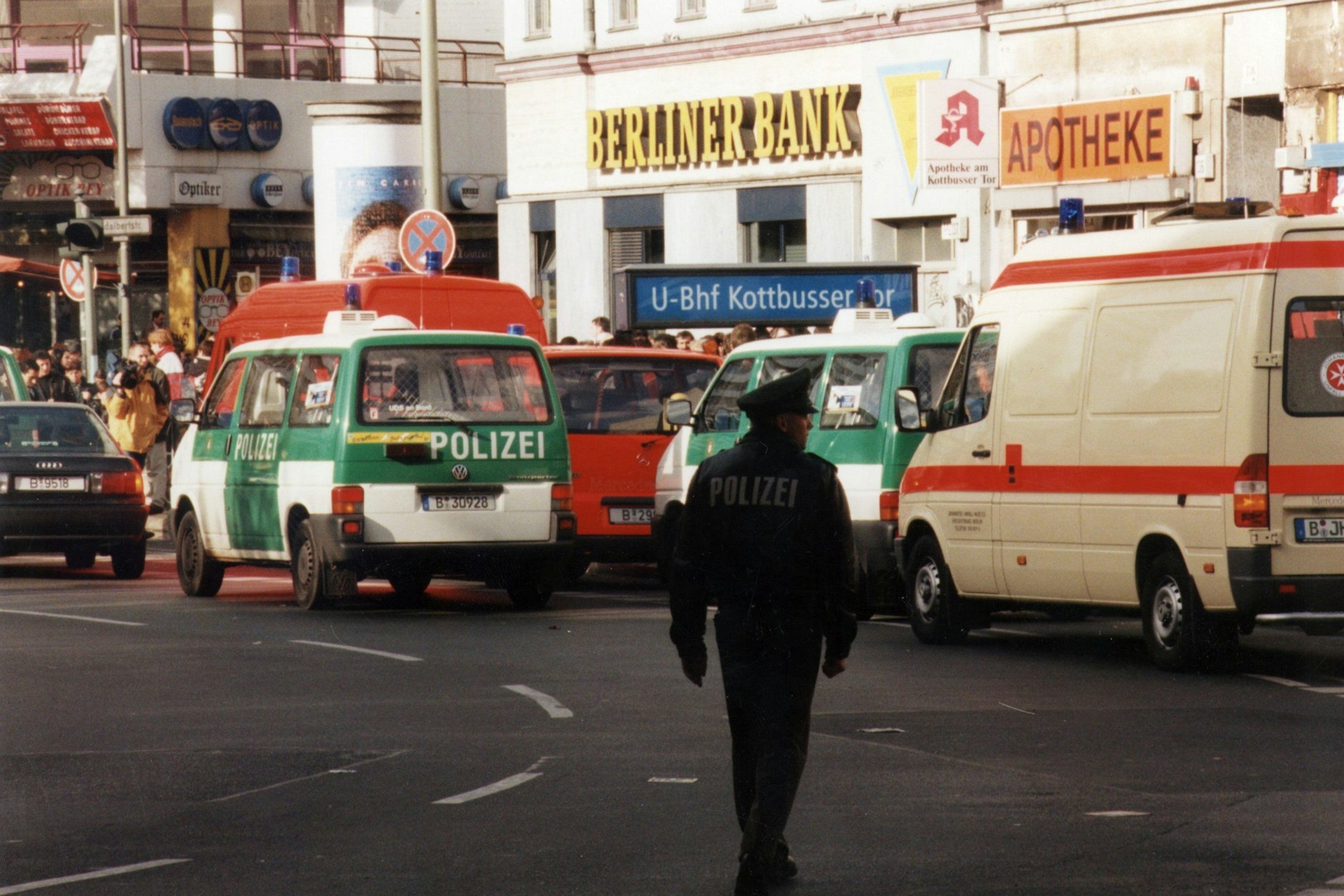 Großeinsatz 1998 am Kottbusser Tor in Berlin-Kreuzberg: Ein Mann hält einen neunjährigen Jungen stundenlang in seiner Gewalt.