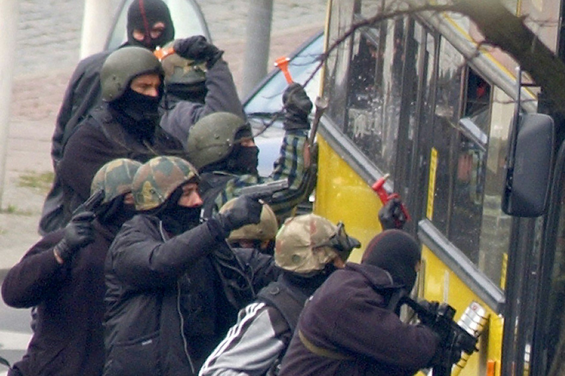 SEK-Beamte zertrümmern im Jahr 2003 die Scheiben eines gekaperten BVG-Busses. Ein Bankräuber hat Geiseln genommen und hält sie in dem Bus gefangen.