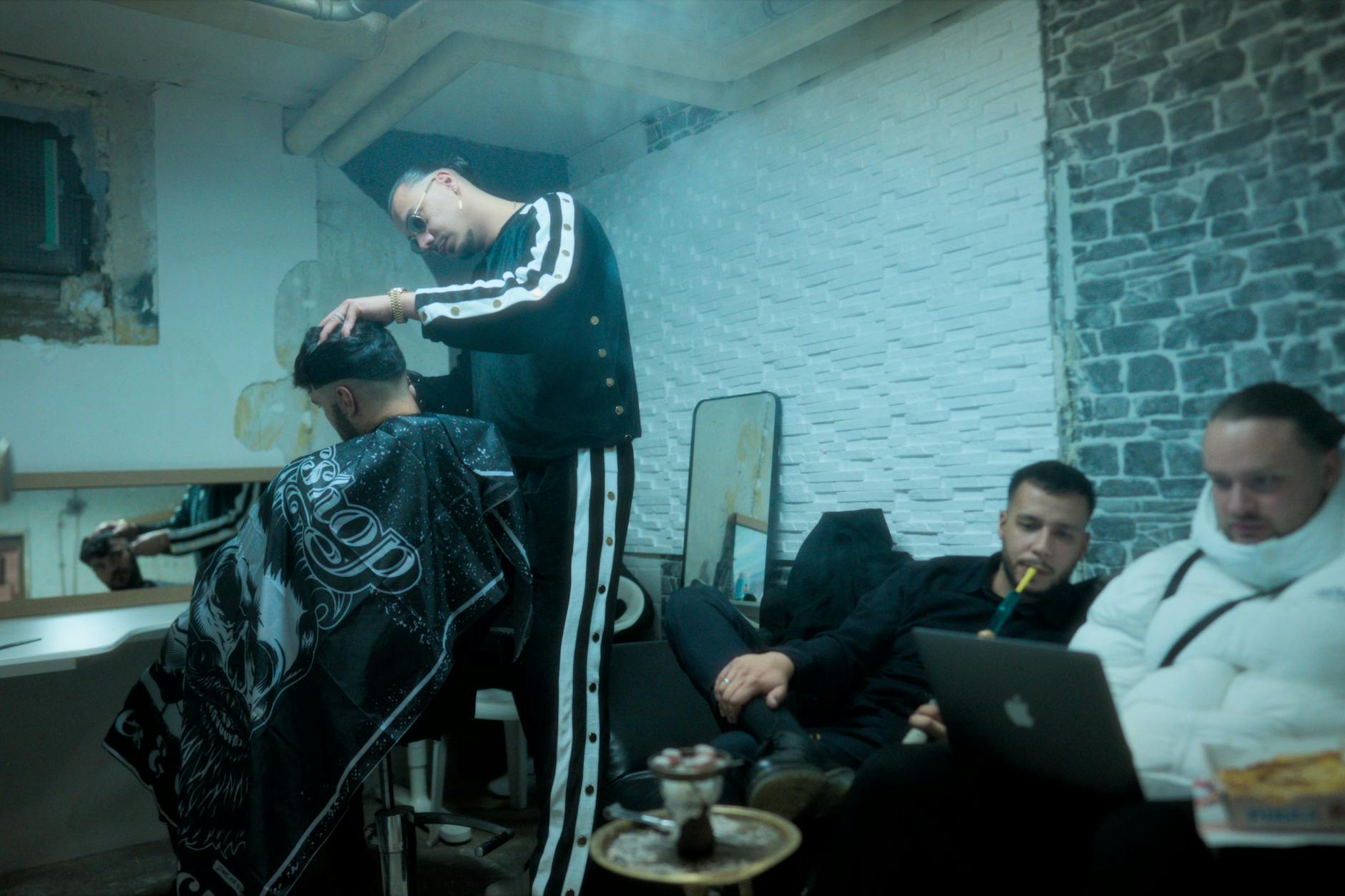 Apache 207 rasiert in „Apache bleibt gleich“ seinem Kumpel die Haare.