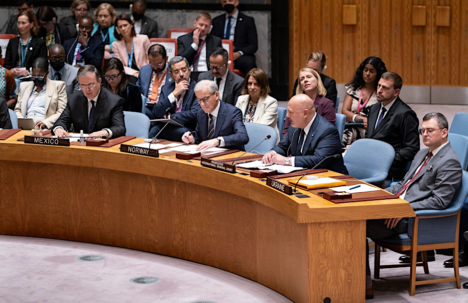 Dmytro Kuleba (r), Außenminister der Ukraine, wohnt der Sitzung des Sicherheitsrats im Hauptquartier der Vereinten Nationen bei.  