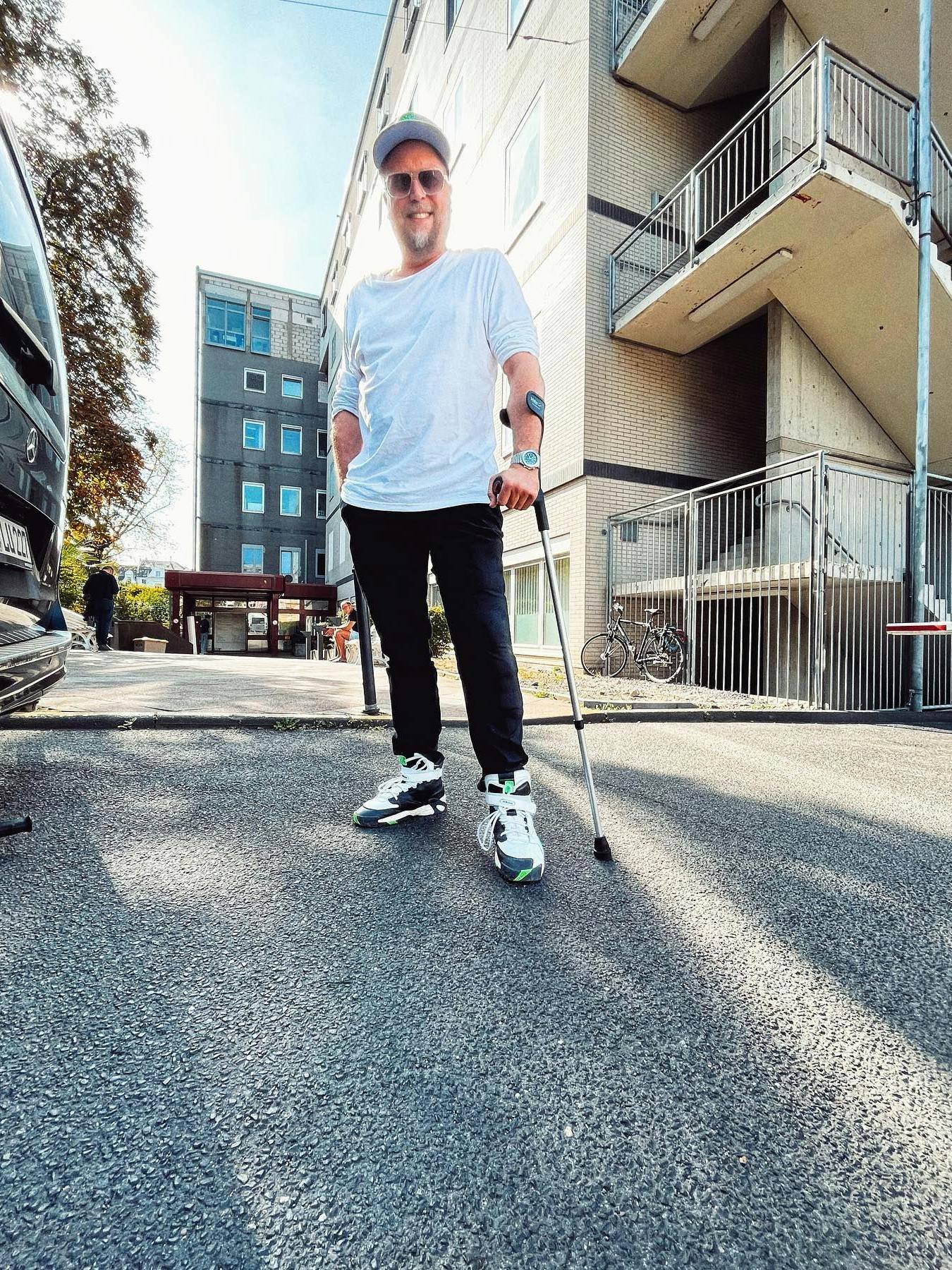 Auf Instagram zeigte sich Smudo, gestützt auf einer Krücke. Mit einem typischen Smudo-Lächeln, Sonnenbrille, Basecap und Sneakern.