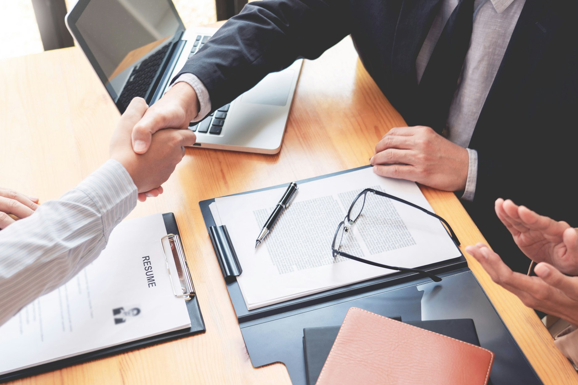 Ein Großteil der Beschäftigten wüsste gerne schon vor dem Bewerbungsgespräch, welches Gehalt sie erwartet.