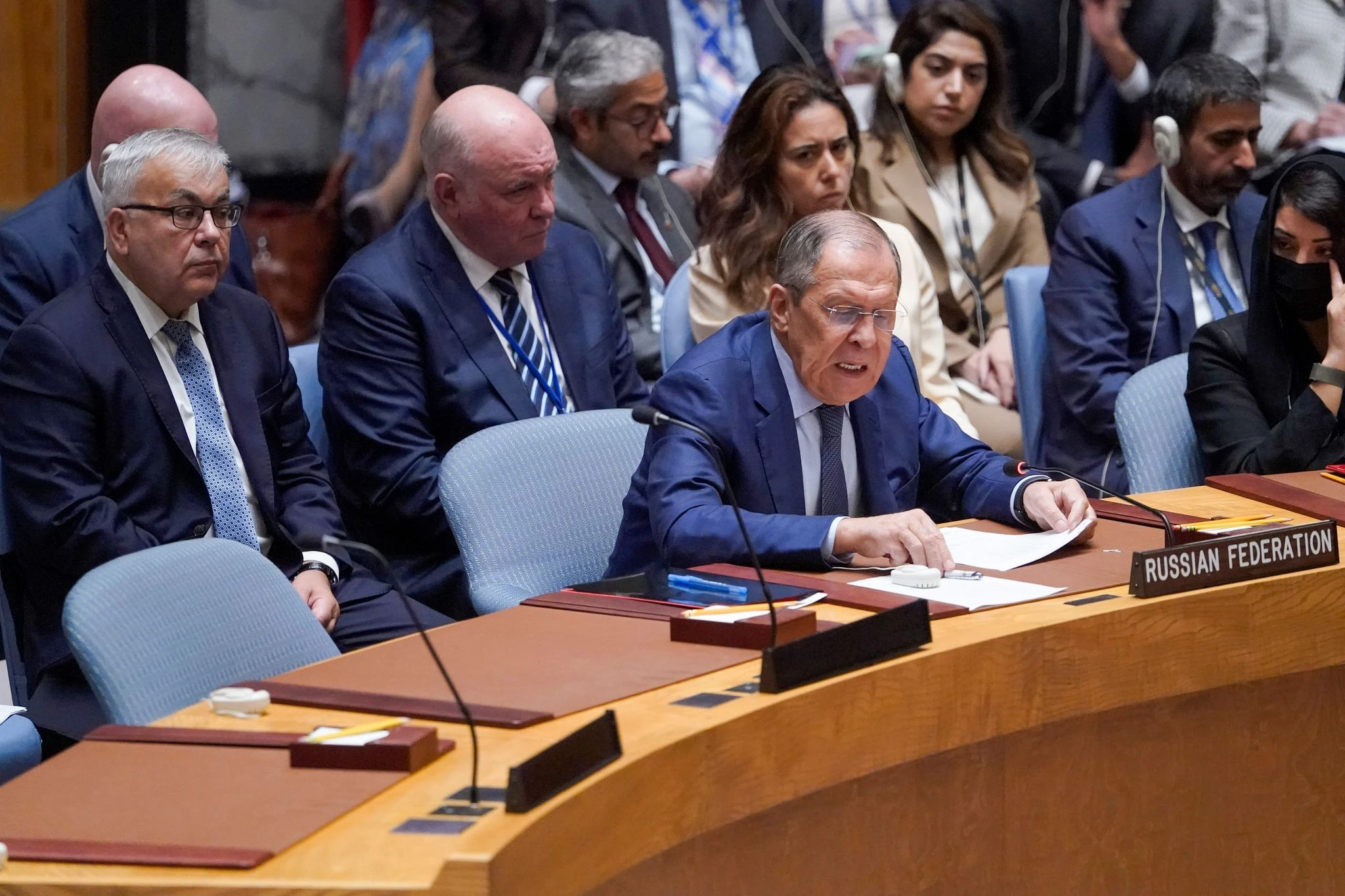 dpatopbilder - Russlands Außenminister Sergej Lawrow (r) äußert sich im UN-Sicherheitsrat in New York zur Lage in der Ukraine.  