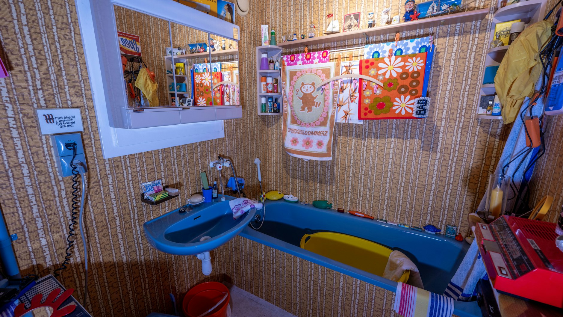 Selbst ein DDR-Bad wurde komplett wieder eingerichtet. Inklusive der Original-Steckdosen und -Lichtschalter.&nbsp;