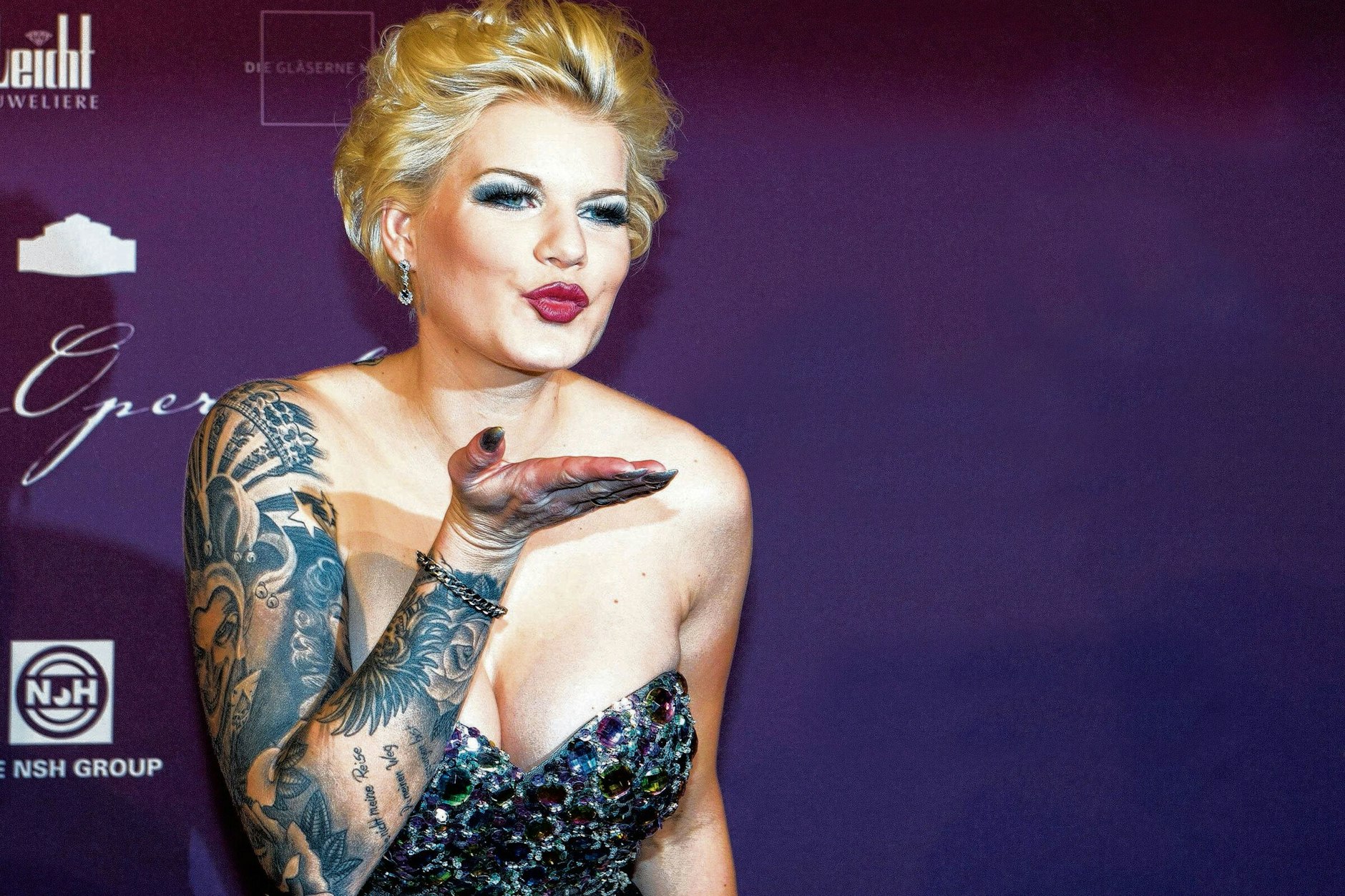 Melanie Müller steht im Visier der Staatsanwaltschaft, nach dem Videos aufgeraucht waren, auf denen sie wohl den Hitler-Gruß zeigte.