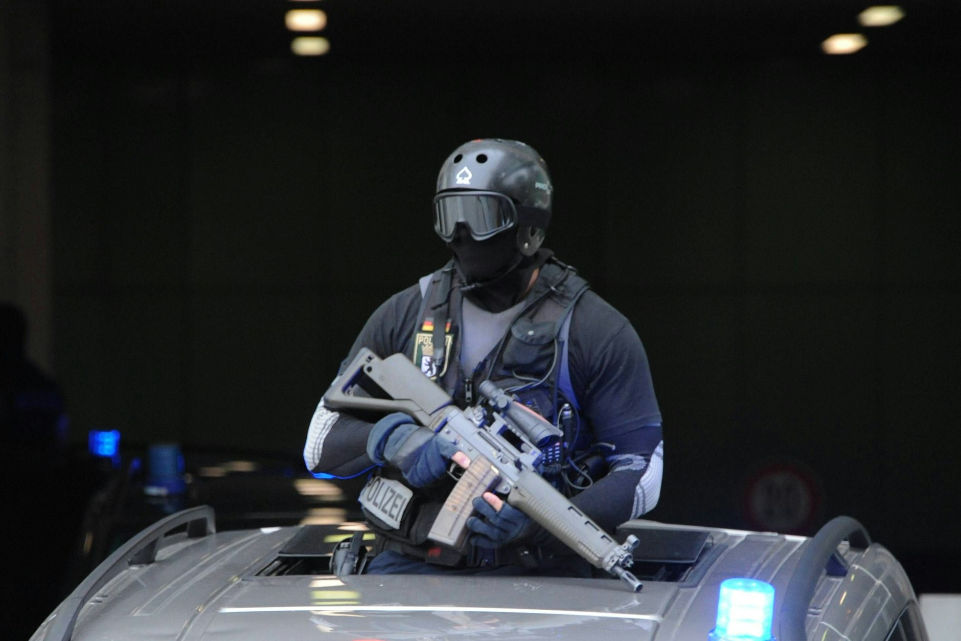 Ein Berliner SEK-Beamter bewacht einen Terrorverdächtigen, der unter höchsten Sicherheitsvorkehrungen zum Haftrichter gebracht wird.