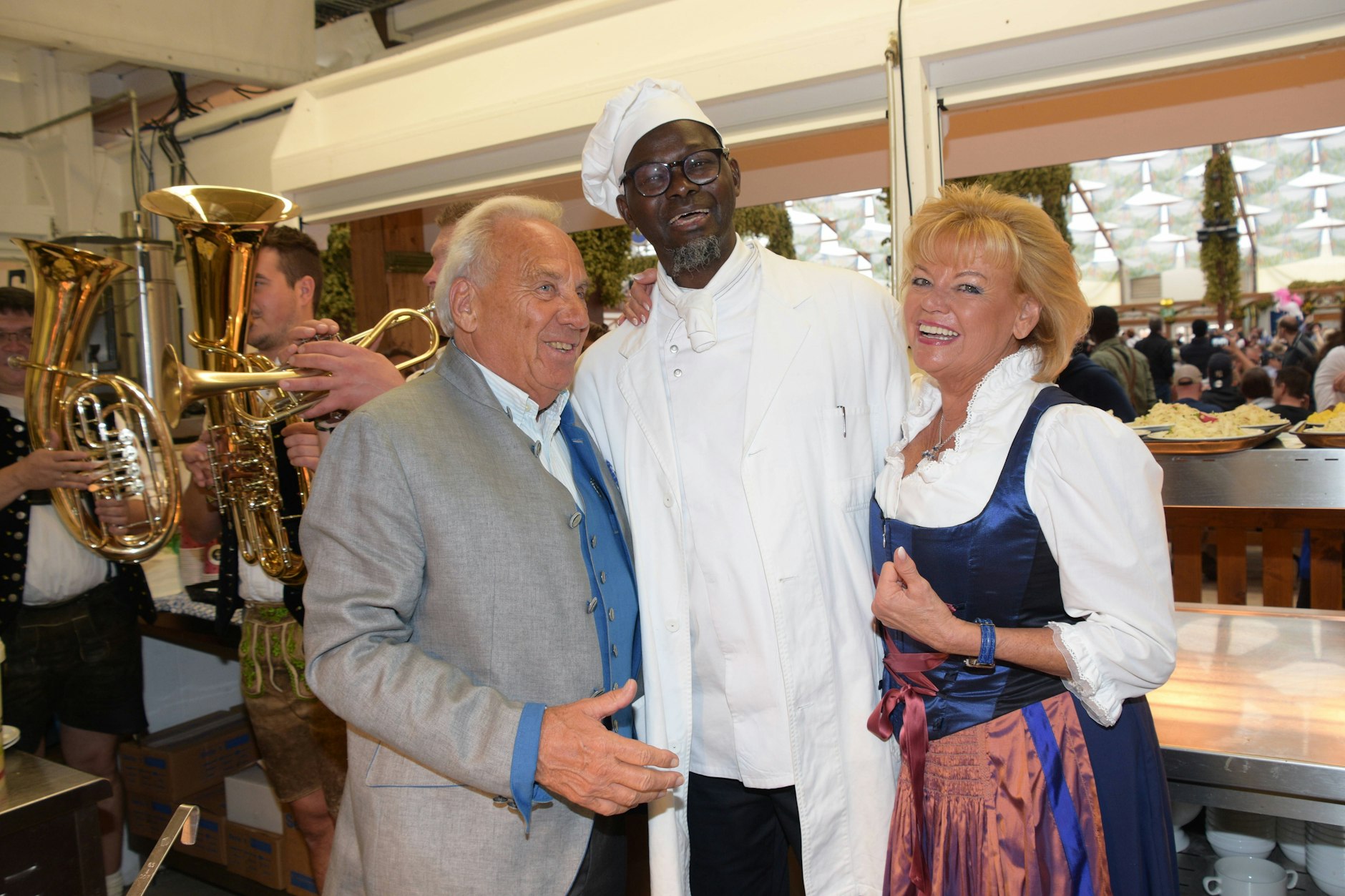 Günter Steinberg und seine Frau mit einem ihrer schwarzen Mitarbeiter.