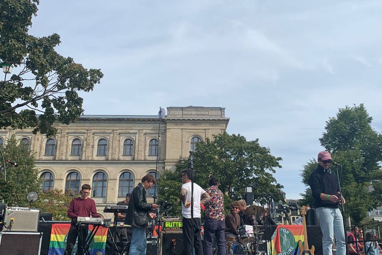Am Invalidenpark baut die Band <strong>Von Wegen Lisbeth</strong> ihre Bühne für das <strong>Konzert</strong> auf, das nach der Demo stattfinden soll.