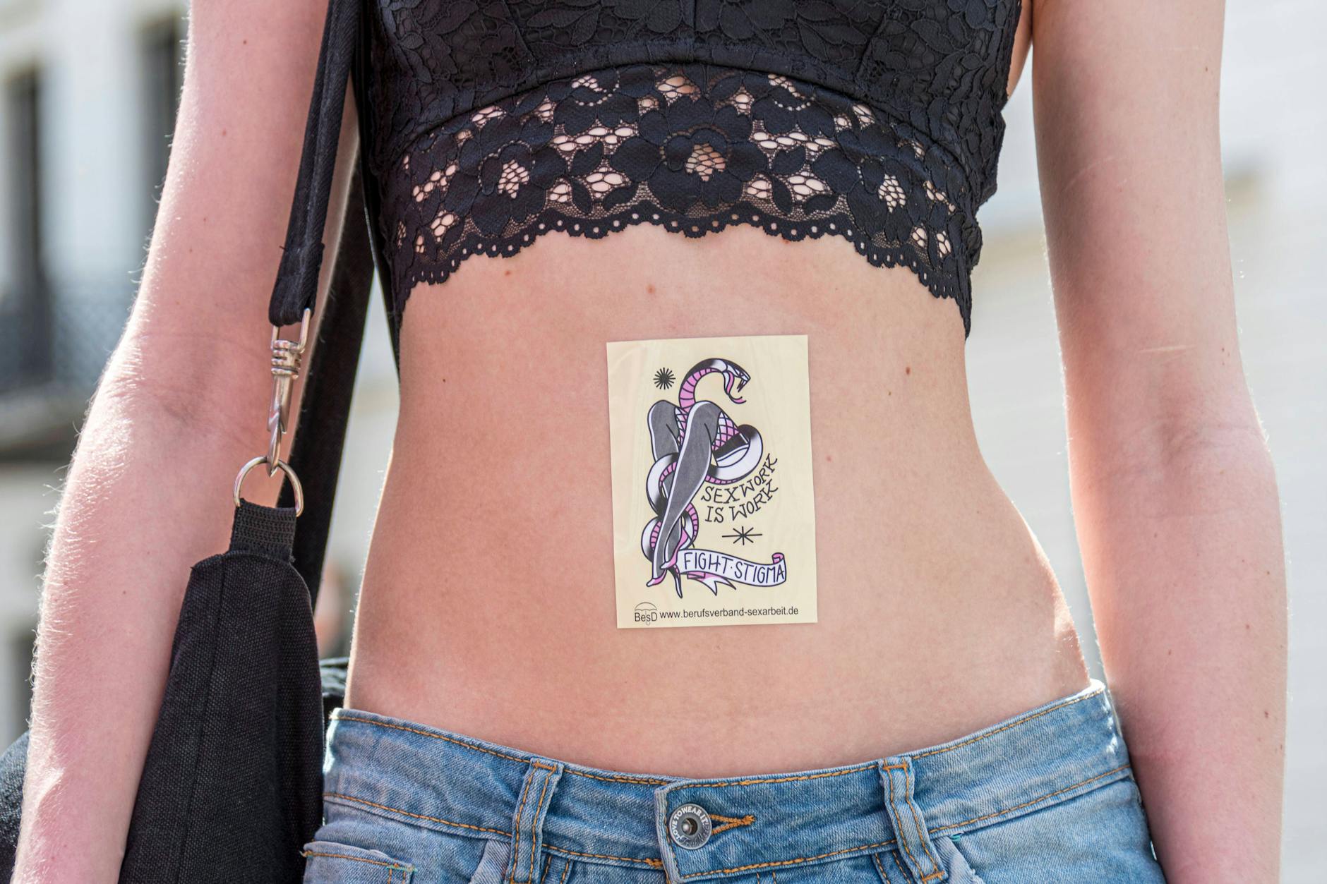 Eine Sexarbeiterin bei einer Kundgebung zum Internationalen Hurentag am Brandenburger Tor in Berlin.