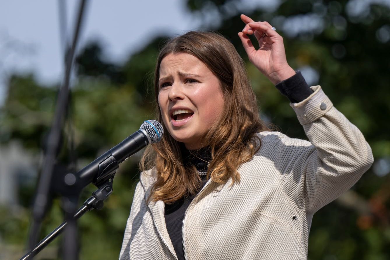 Berlin: Klimaschutz-Aktivistin Luisa Neubauer spricht beim Klimastreik zu den Teilnehmern.