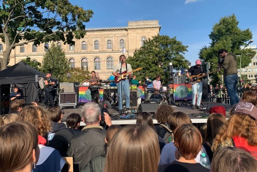 Berlin: Die Band Von Wegen Lisbeth tritt auf und spielt für die Demo-Teilnehmer.