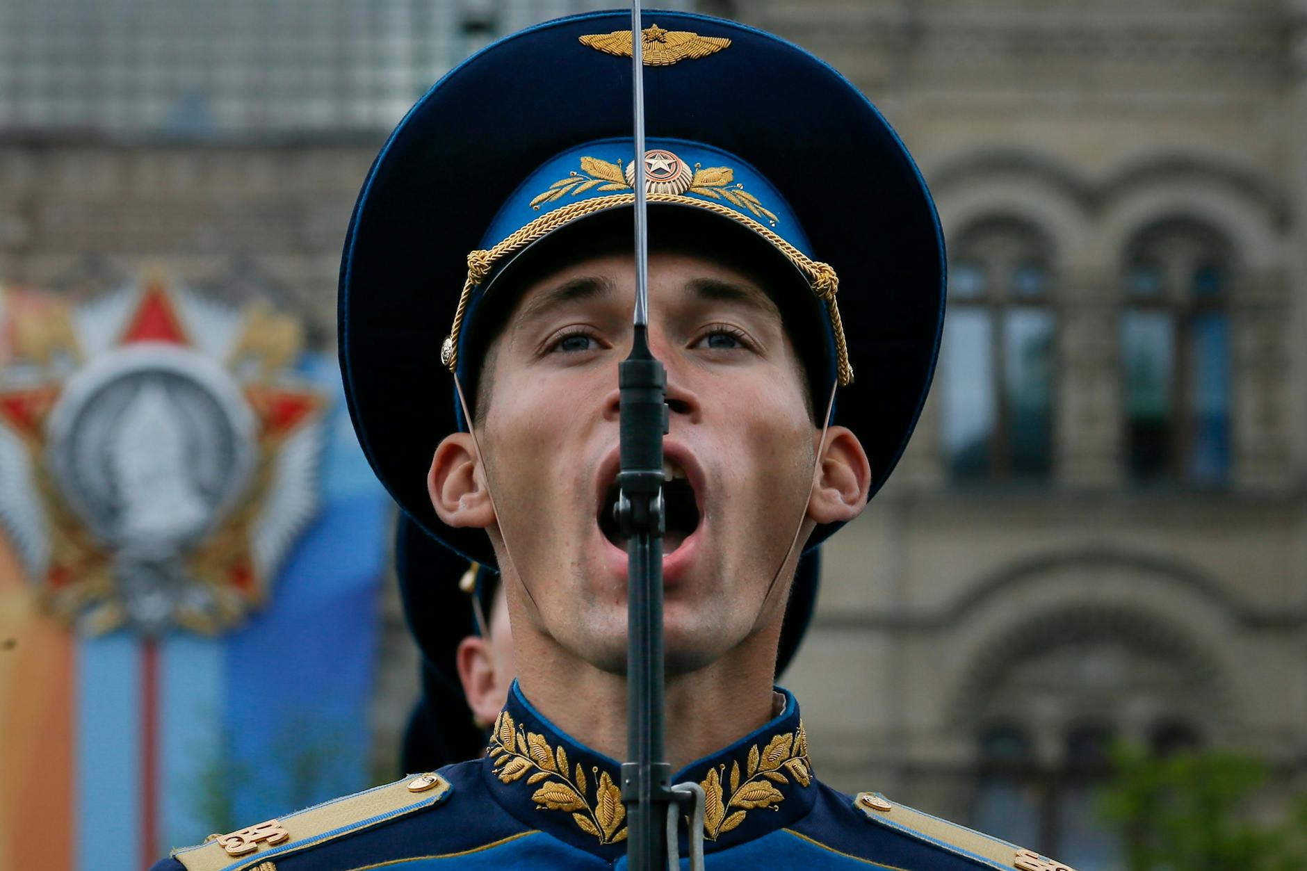 Ein russischer Soldat singt auf dem Roten Platz bei einer Probe für die Militärparade zum Tag des Sieges. 