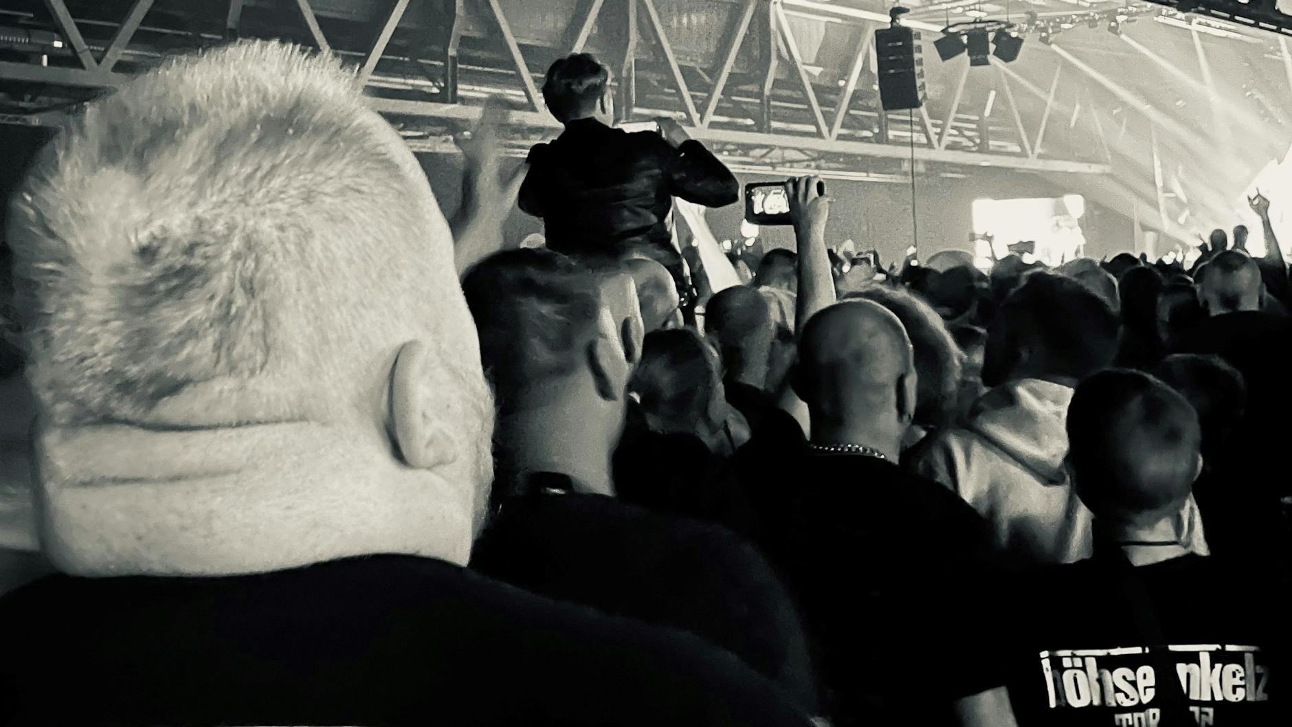 Wer ist Proll, wer Rebell, wer Rocker? Wer ist nur Hooligan, wer schon Nazi? Böhse Onkelz-Konzert in Chemnitz.
