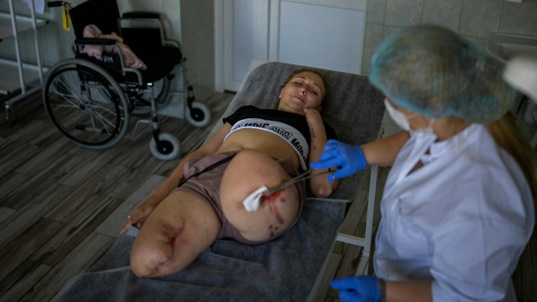 Eine Krankenschwester versorgt die Wunden einer Patientin in einem Krankenhaus in Lwiw.