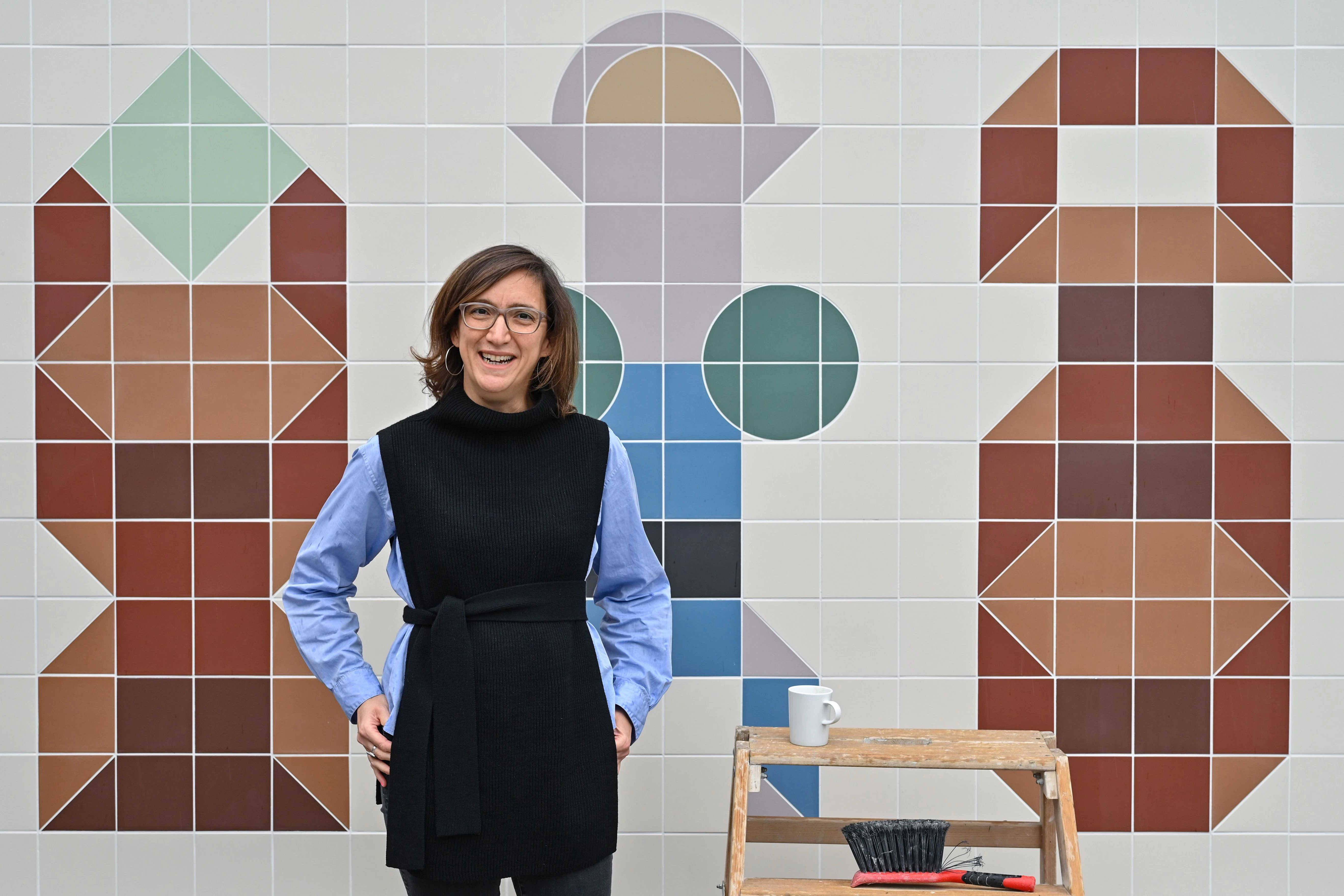 Paola Malavassi, die junge Gründungsdirektorin des Kunsthauses „Minsk“, vor einer Außen-Wandarbeit der ost-deutschen Mail-Art-Pionierin Ruth Wolff-Rehfeldt