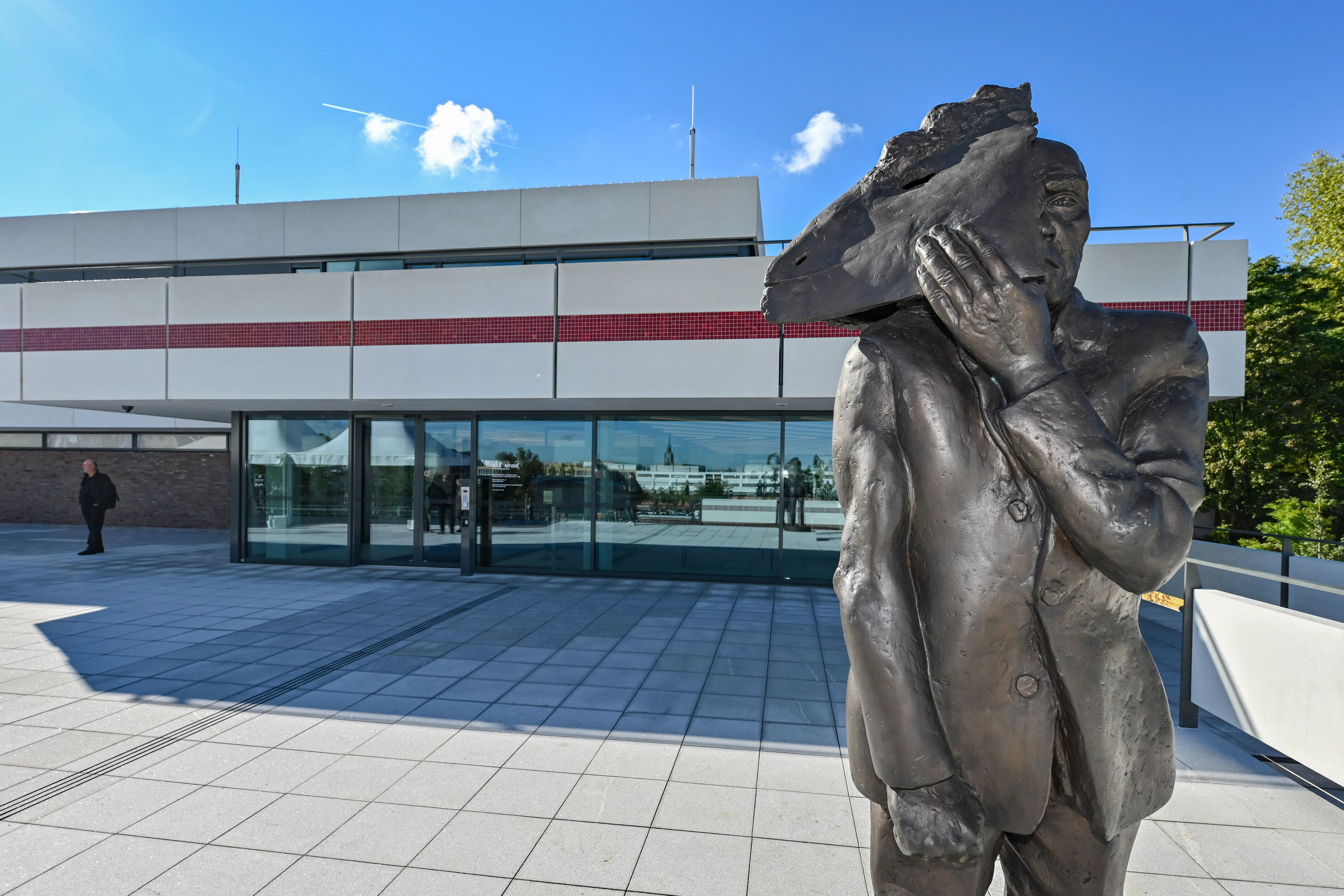 Vor dem neuen „Minsk“ steht nun auch Wolfgang&nbsp; Mattheuers bronzene Gestalt „Gesicht zeigen“, 1981, der Mann mit der Eselsmaske aus der Sammlung von Hasso Plattner.