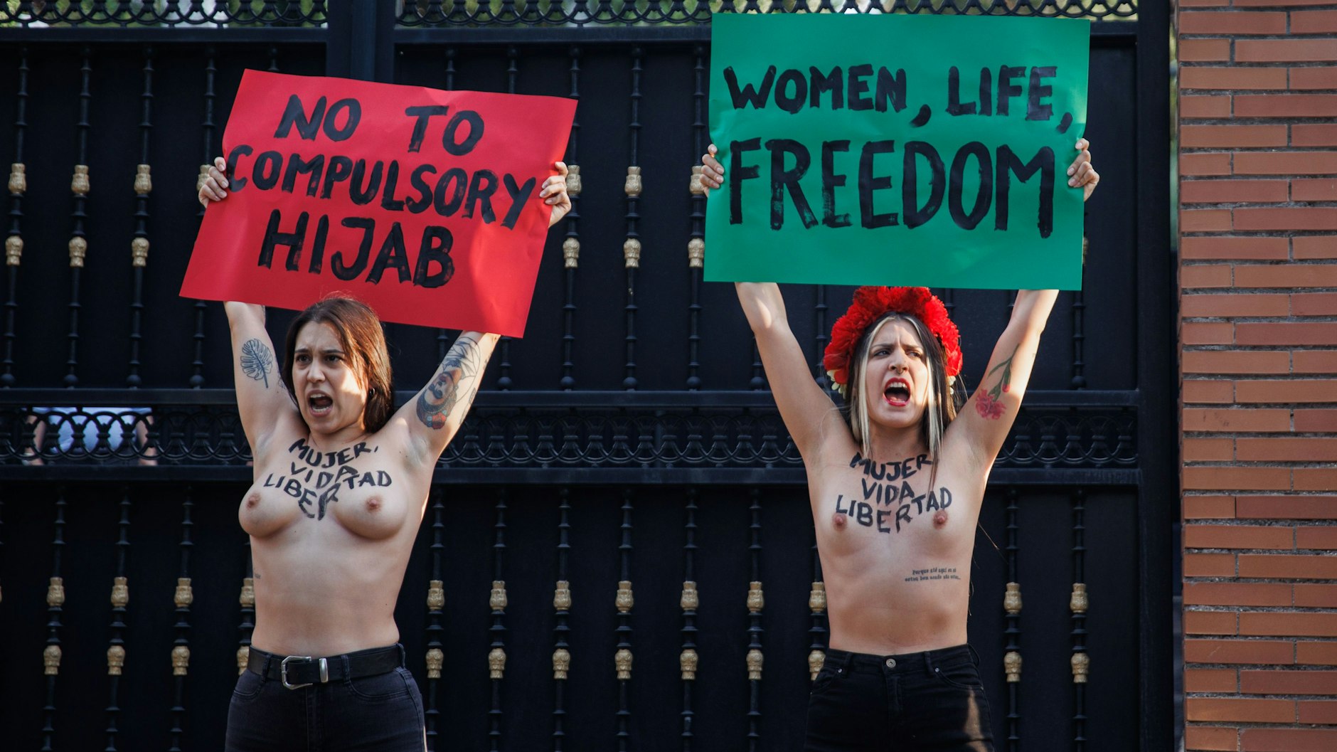 In Madrid protestierten Femen-Aktivistinnen vor der iranischen Botschaft gegen den Kopftuch-Zwang.