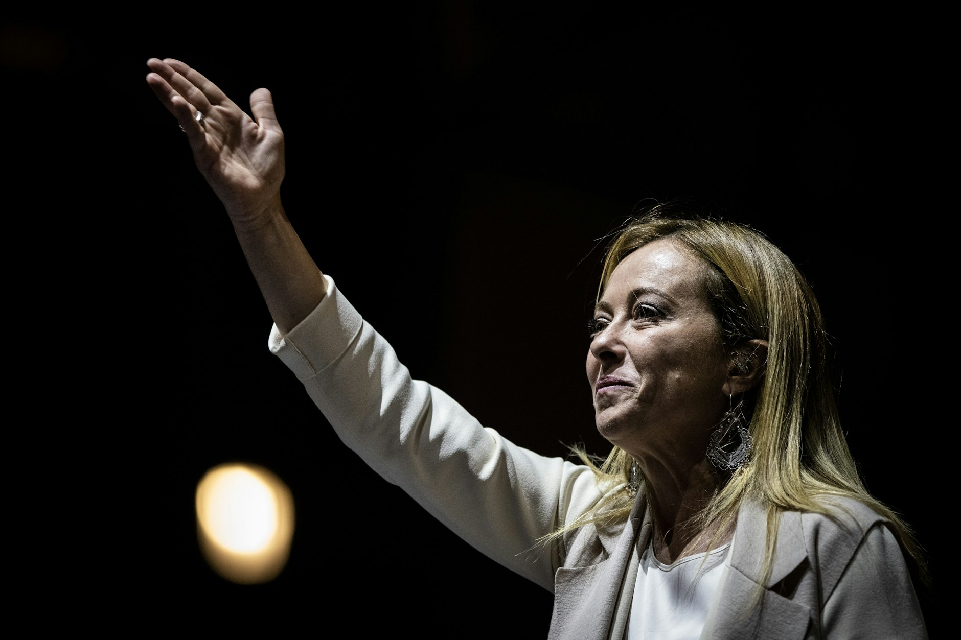 Giorgia Meloni, Vorsitzende der Partei Fratelli d'Italia, gestikuliert nach der der Abschlusskundgebung des Mitte-Rechts-Blocks. In Italien finden am 25. September Parlamentswahlen statt.