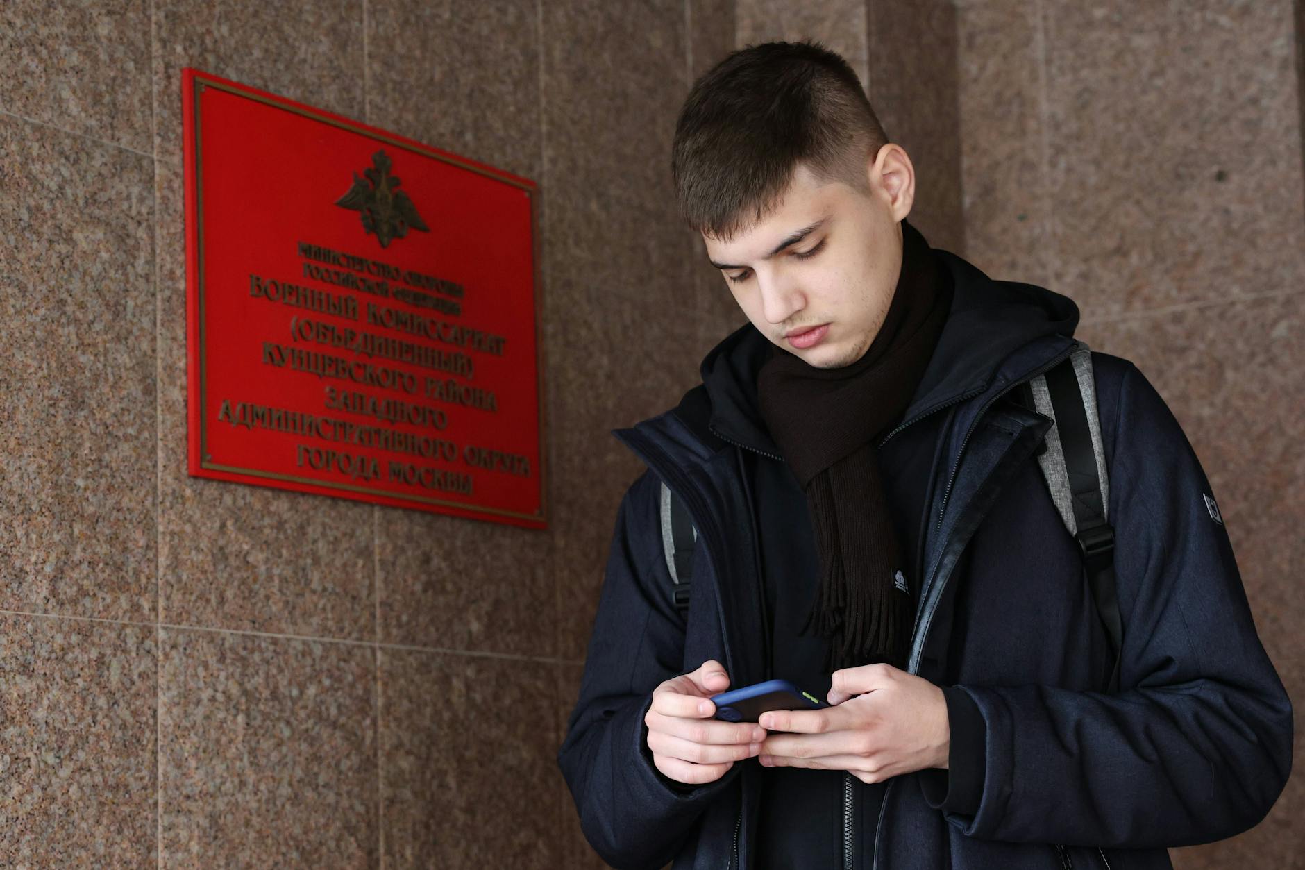 Ein Mann vor einem Militärkommissariat im Westen Moskaus.