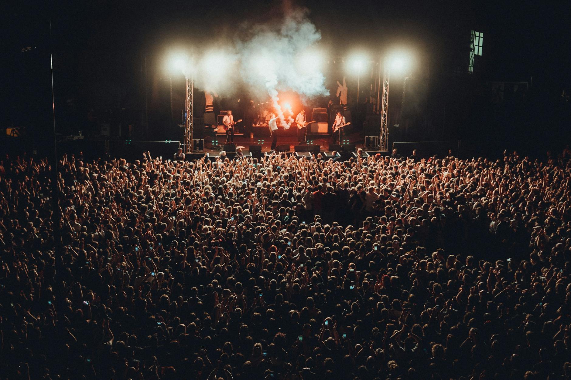 Kraftklub, die Anti-alles-was-wirklich-scheiße-ist-plus-Berlin-Formation aus Chemnitz, hier vor dem Atomino. Pyrotechnik? Ist kein Verbrechen.