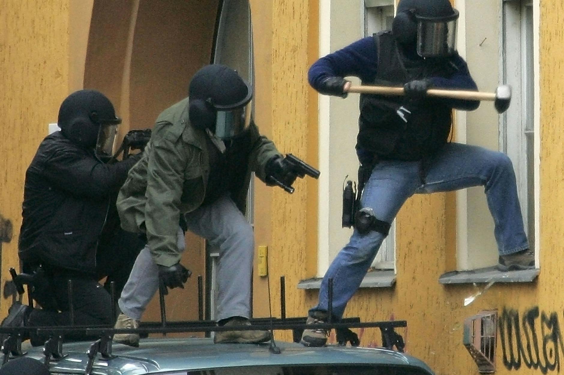 Das Spezialeinsatzkommando stürmt 2005 in Berlin-Kreuzberg eine Wohnung. Ein Mann hatte sich zuvor telefonisch bei der Polizei gemeldet, und gedroht, die Wohnung in die Luft zu sprengen.