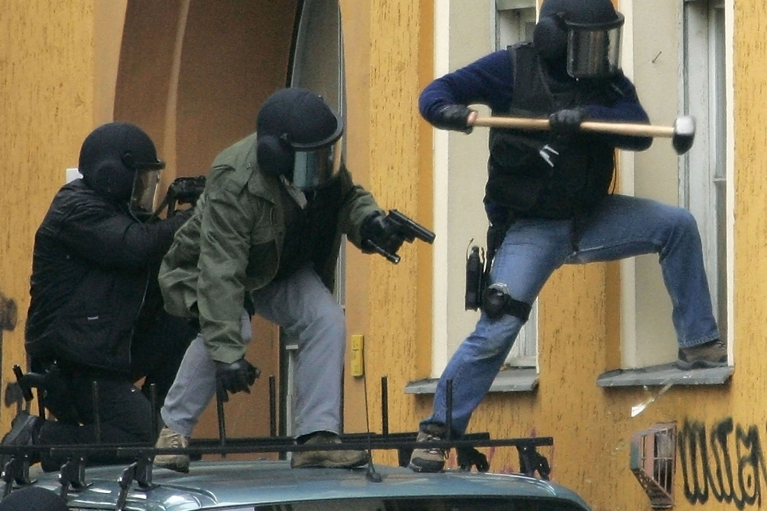 Das Spezialeinsatzkommando stürmt 2005 in Berlin-Kreuzberg eine Wohnung. Ein Mann hatte sich zuvor telefonisch bei der Polizei gemeldet, und gedroht, die Wohnung in die Luft zu sprengen.