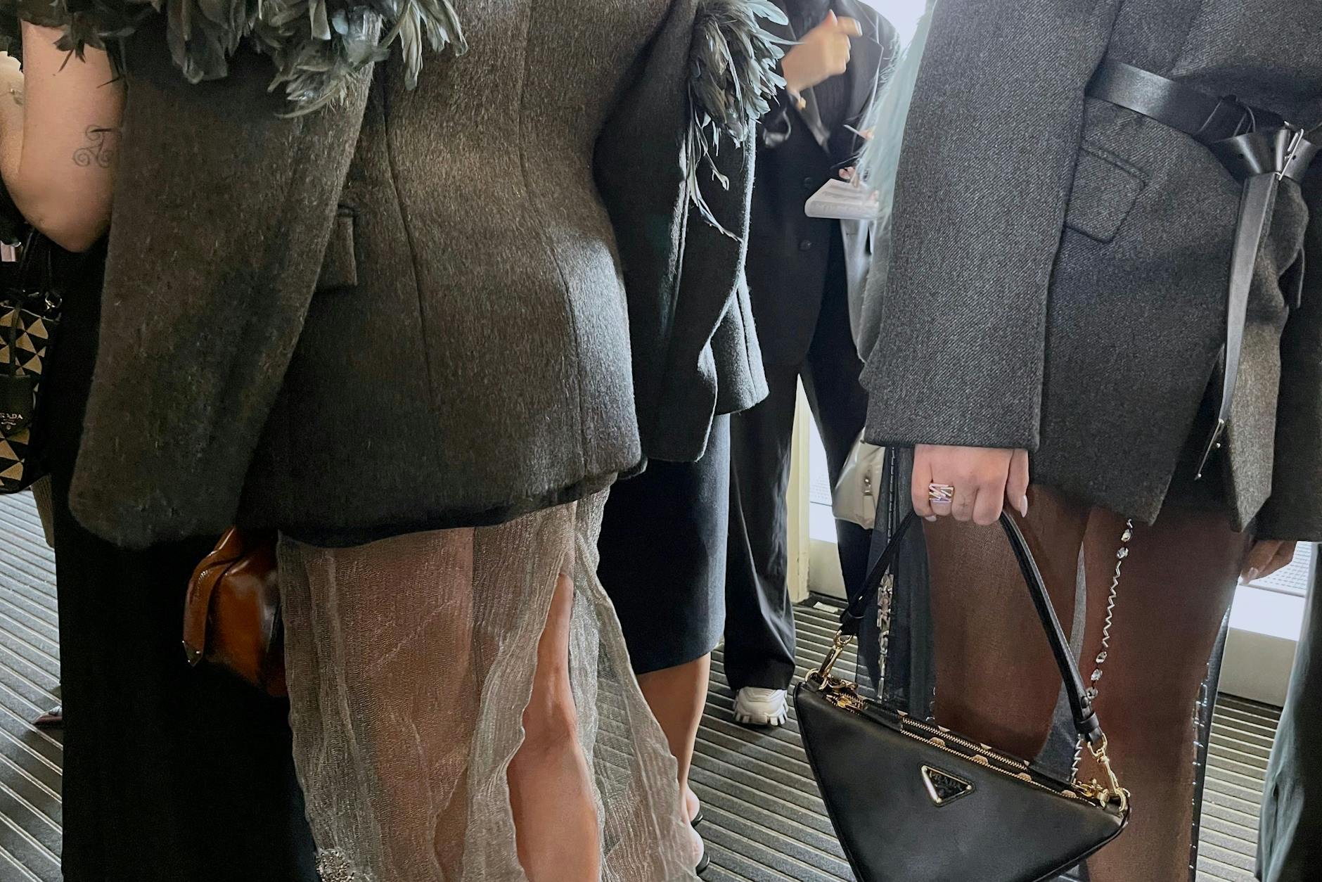 Alles Prada: Blazer, Röcke, Taschen.