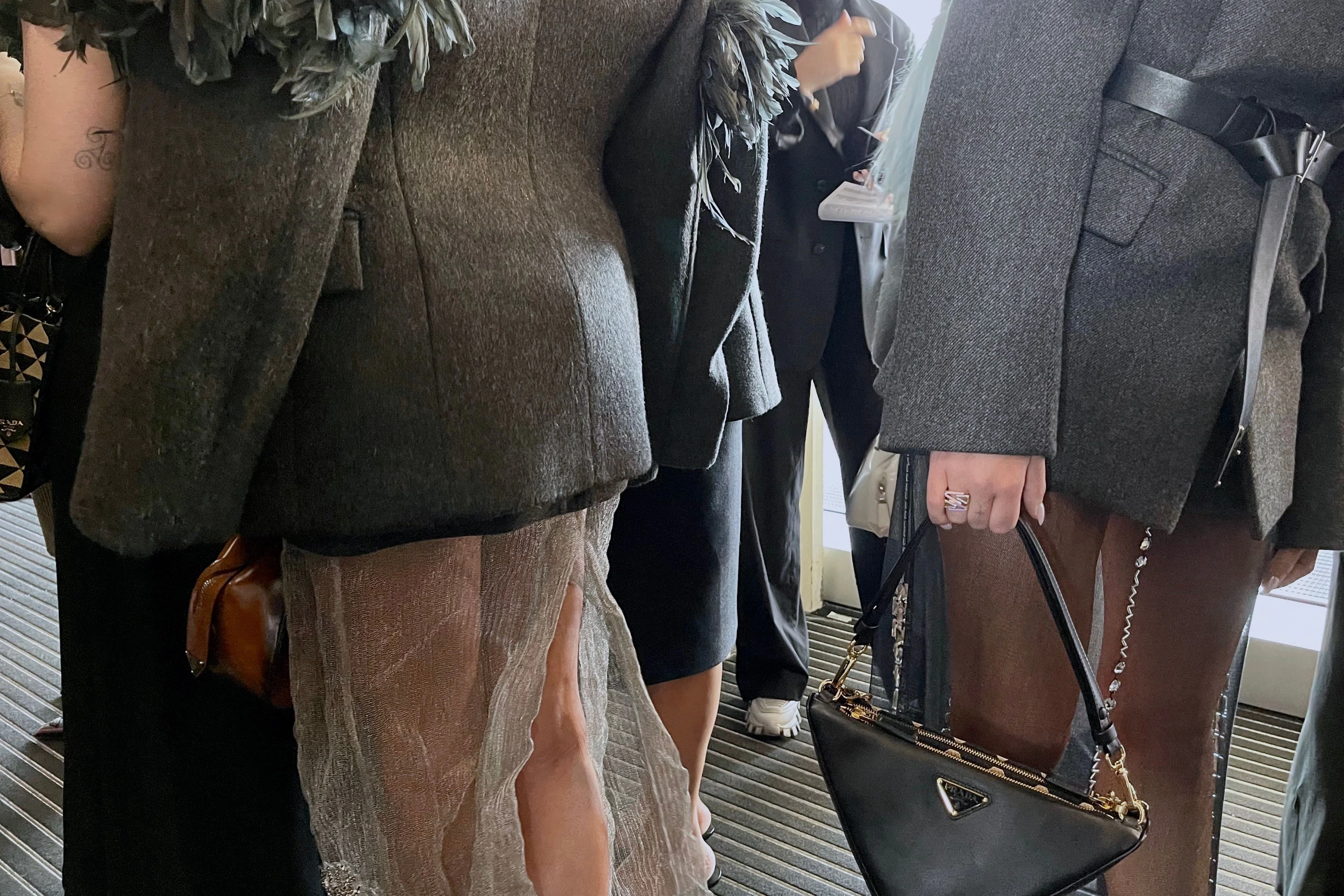 Alles Prada: Blazer, Röcke, Taschen.