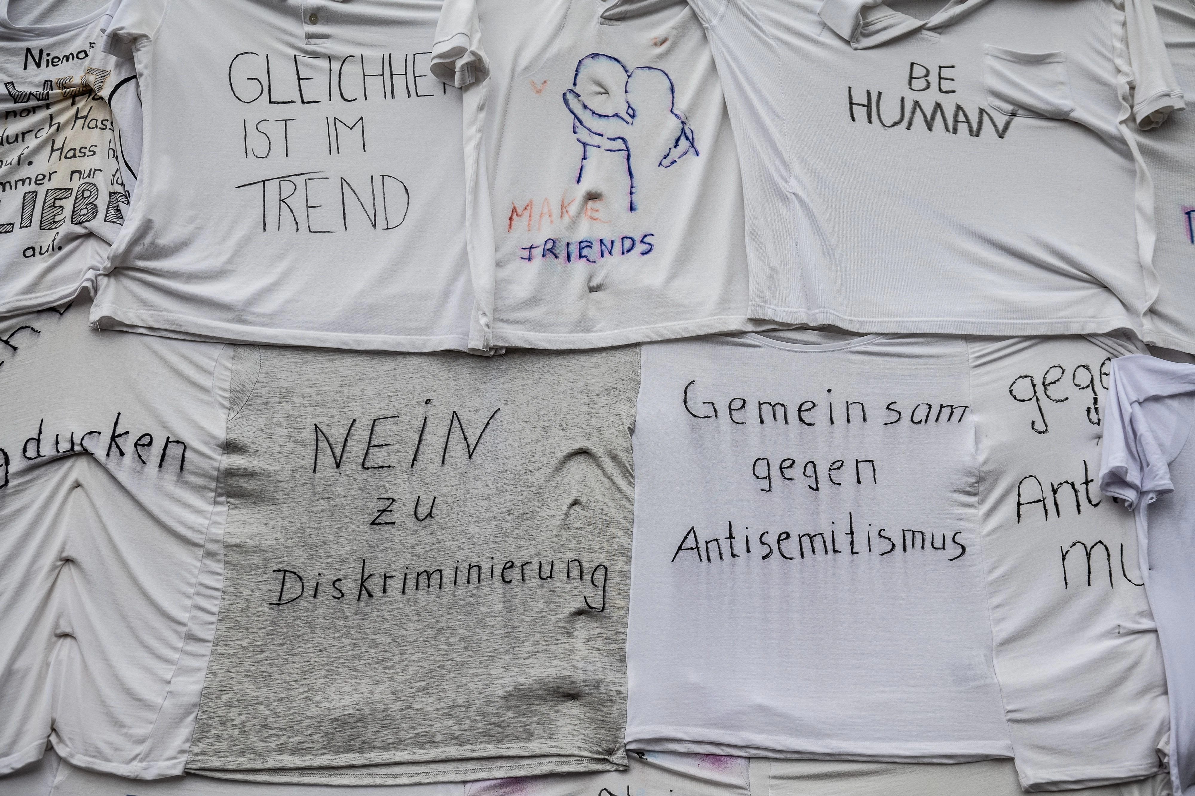18.9.2022, Kassel, Hessen: Botschaften&nbsp;auf dem Friedrichsplatz vor der Documenta-Halle