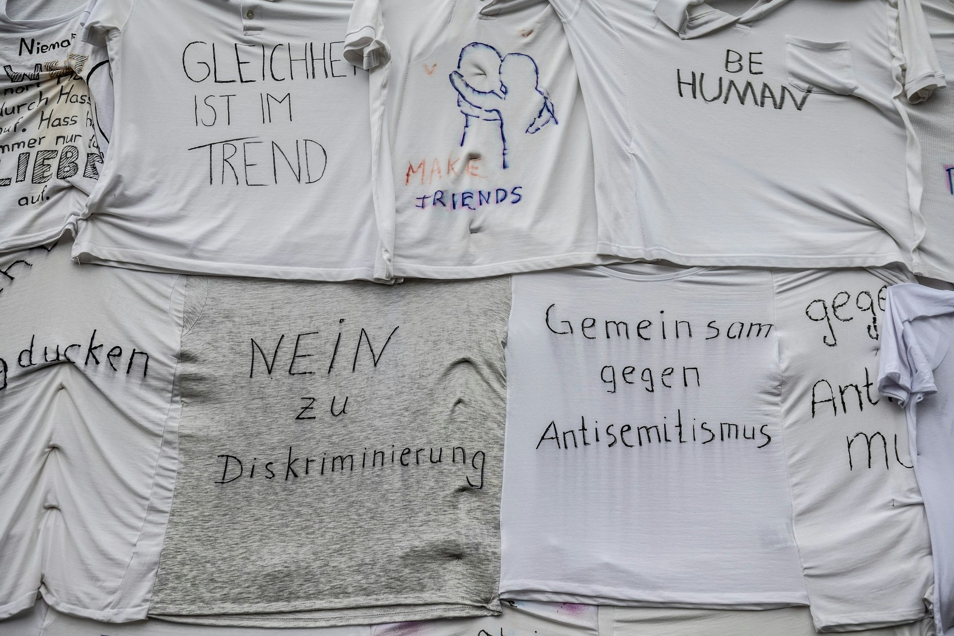 18.9.2022, Kassel, Hessen: Botschaften auf dem Friedrichsplatz vor der Documenta-Halle