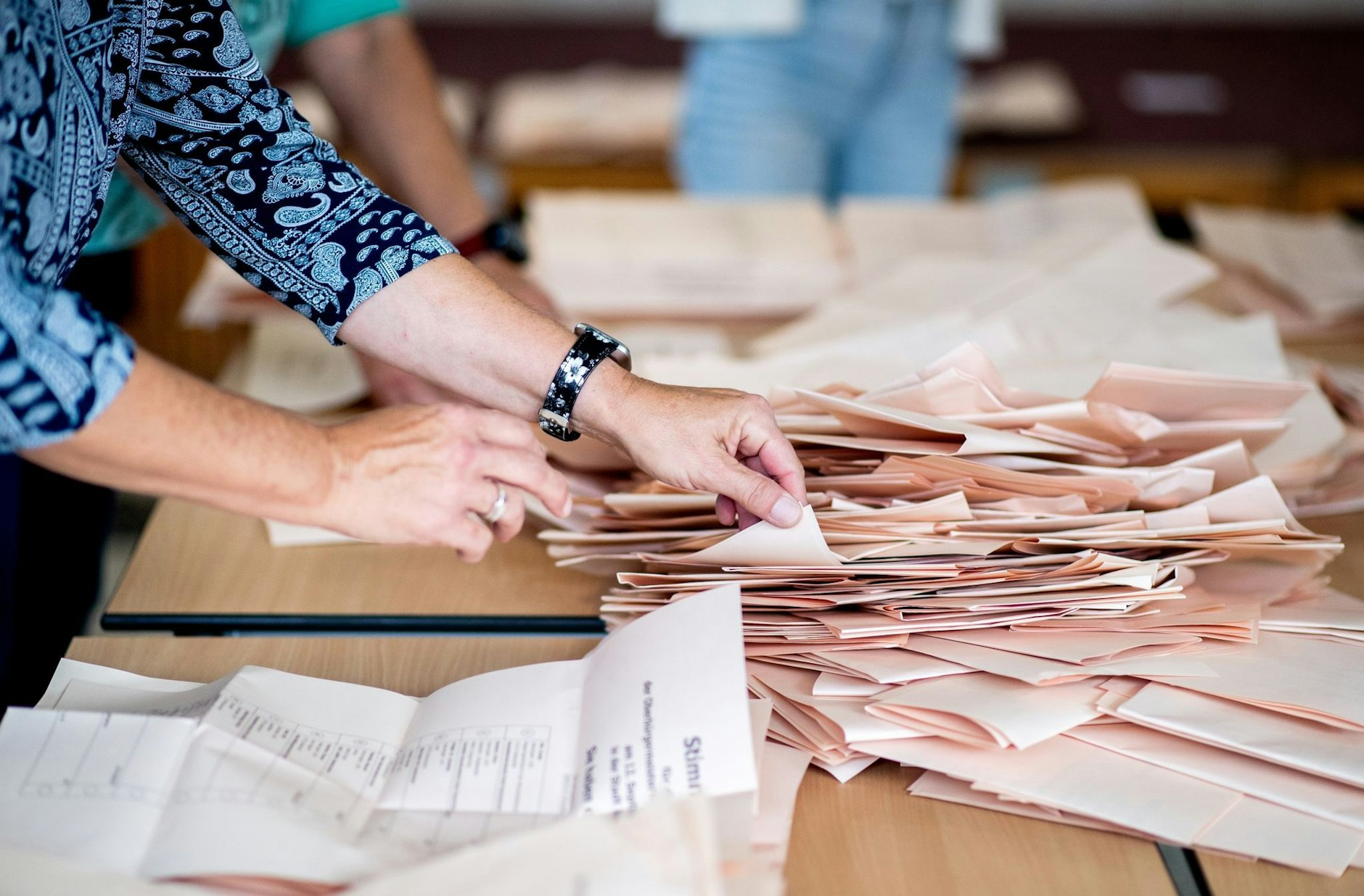 ARCHIV - Eine Wahlhelferin sortiert in einem Wahllokal die Stimmzettel für die Auszählung.  bolbild