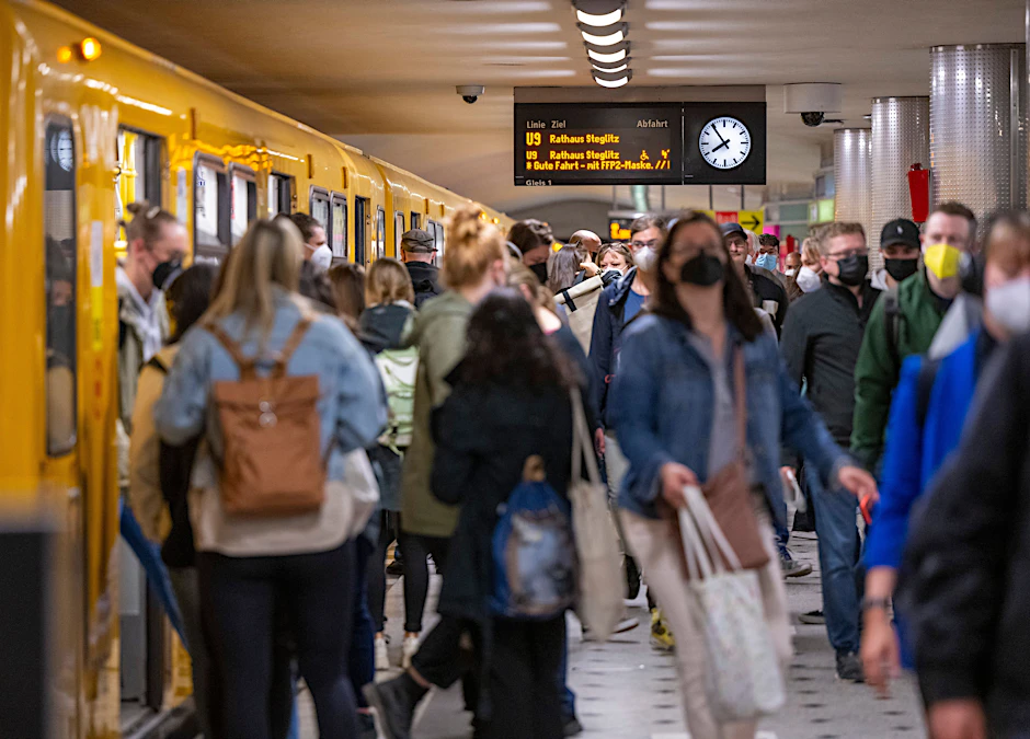 Fahrgäste der U-Bahn-Linie 9.&nbsp;&nbsp;