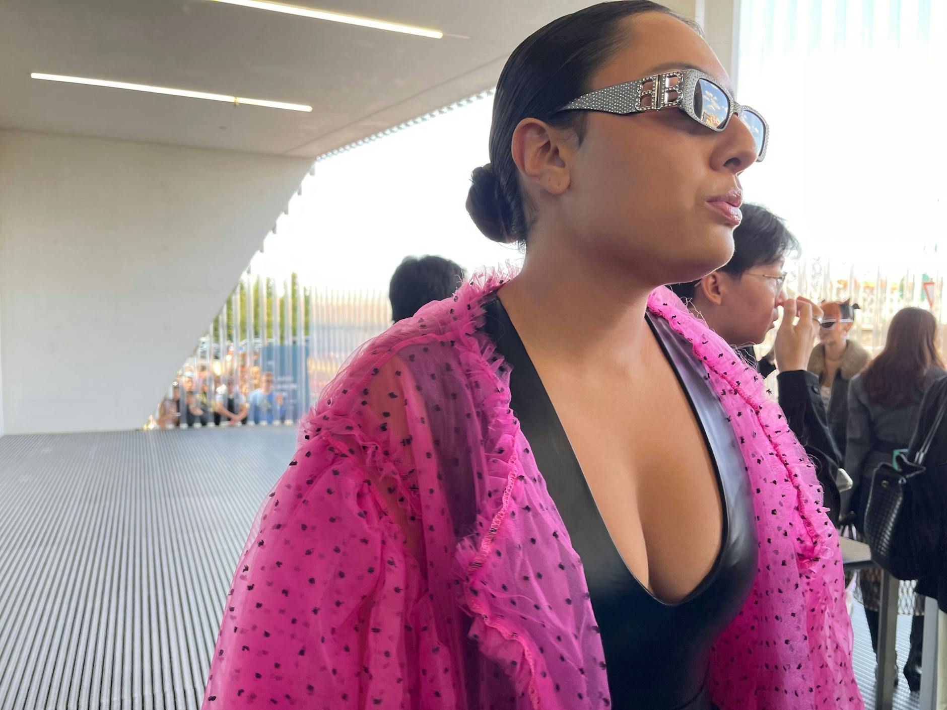 Gepunktet in Pink, Brille Balenciaga: Diese Dame besuchte die Prada-Show auf der Fashion Week in Mailand.