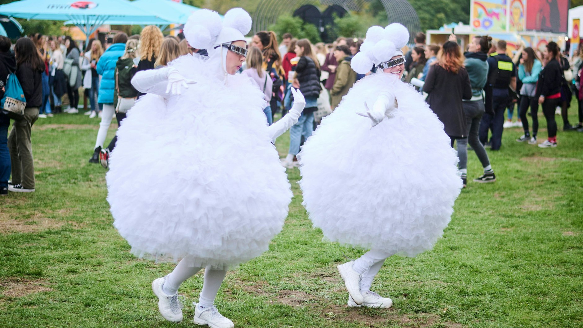 Ein bisschen Spaß muss sein: Gar nicht mal so bunte Vögel beim Lollapalooza 2022 in Berlin.