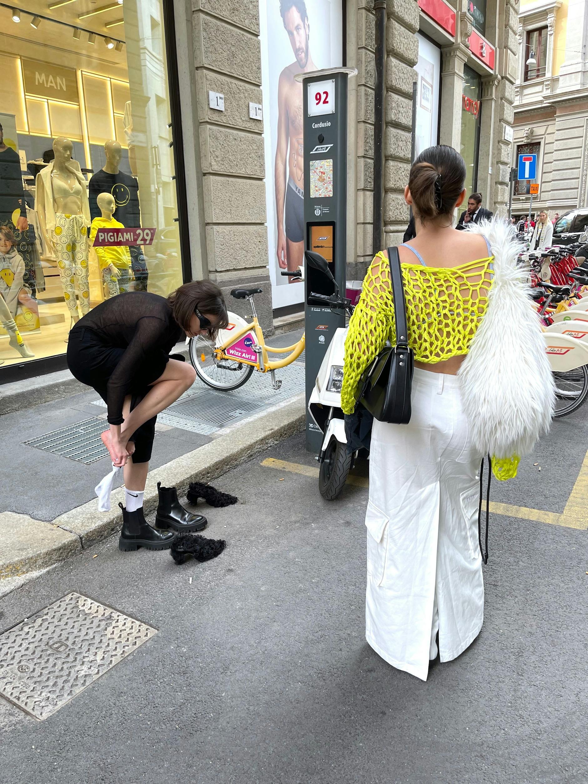 Nach den Fotos werden die bequemen Schuhe wieder angezogen. 
