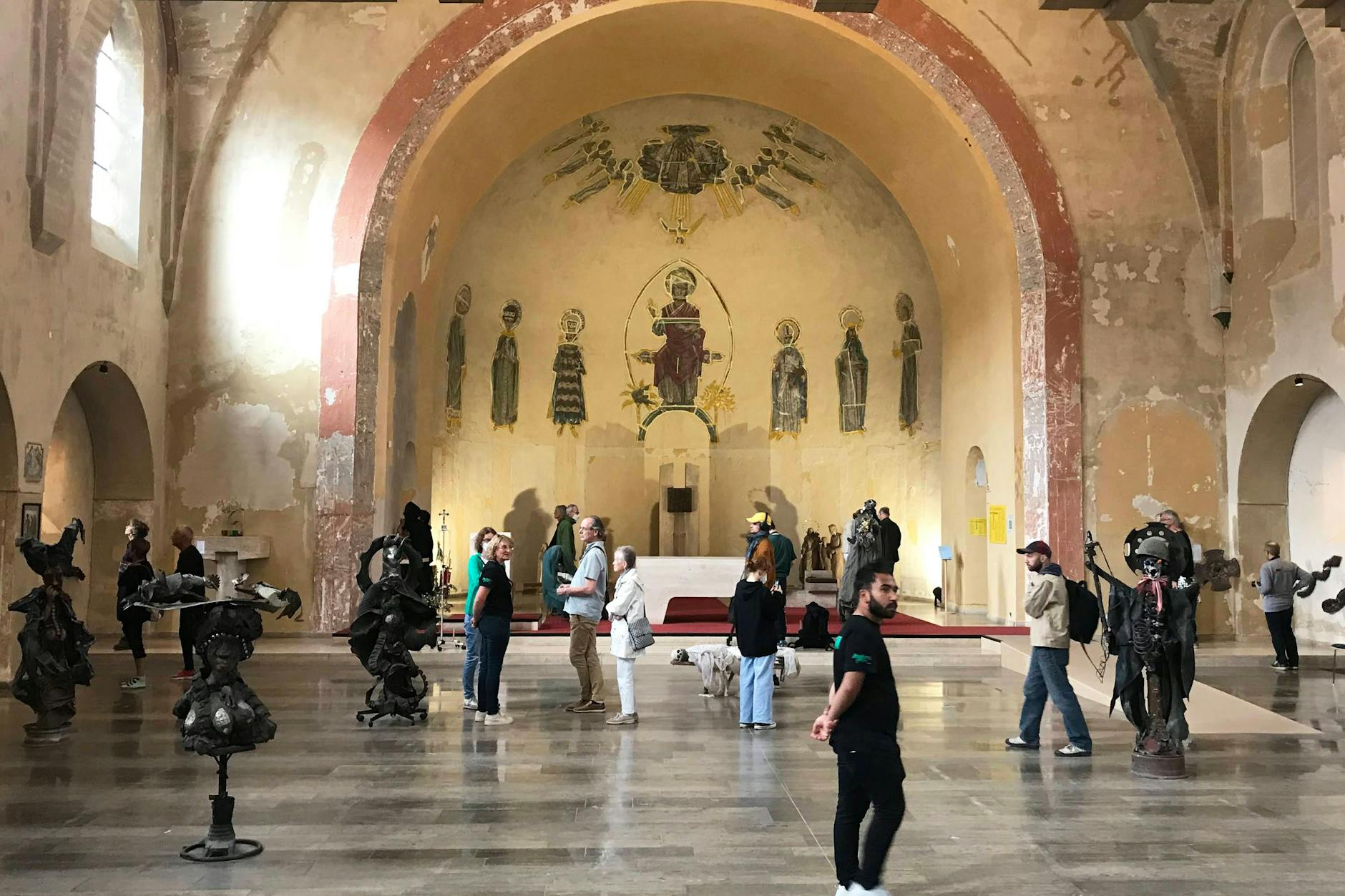 Innenraum Kirche St. Kunigundis im Ostteil Kassels, wo Atis Rezistans ihre Werke ausstellen