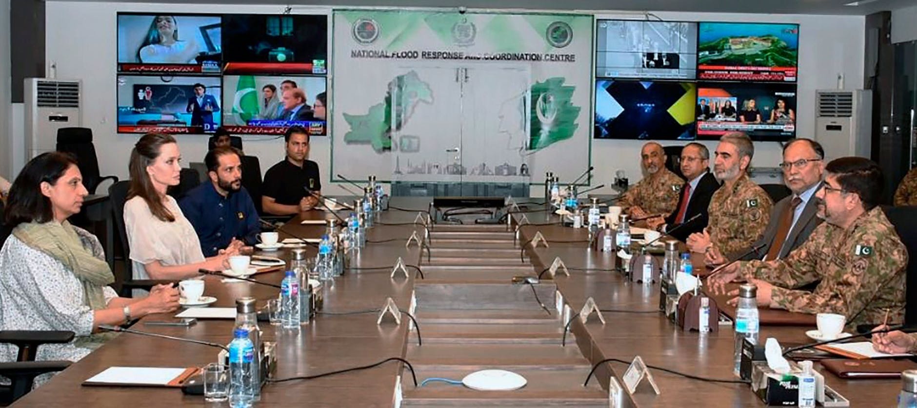 HANDOUT - US-Schauspielerin Angelina Jolie (2.v.l) nimmt an einem Treffen mit pakistanischen Regierungs- und Militärvertretern über die durch die Überschwemmungen verursachten Schäden in Pakistan teil. se Coordination Ce/APntre/dpa