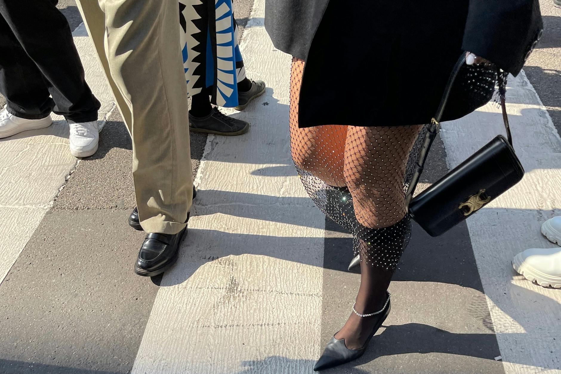 Ein Trend im Herbst sind durchsichtige Röcke zu Oversized-Blazern.